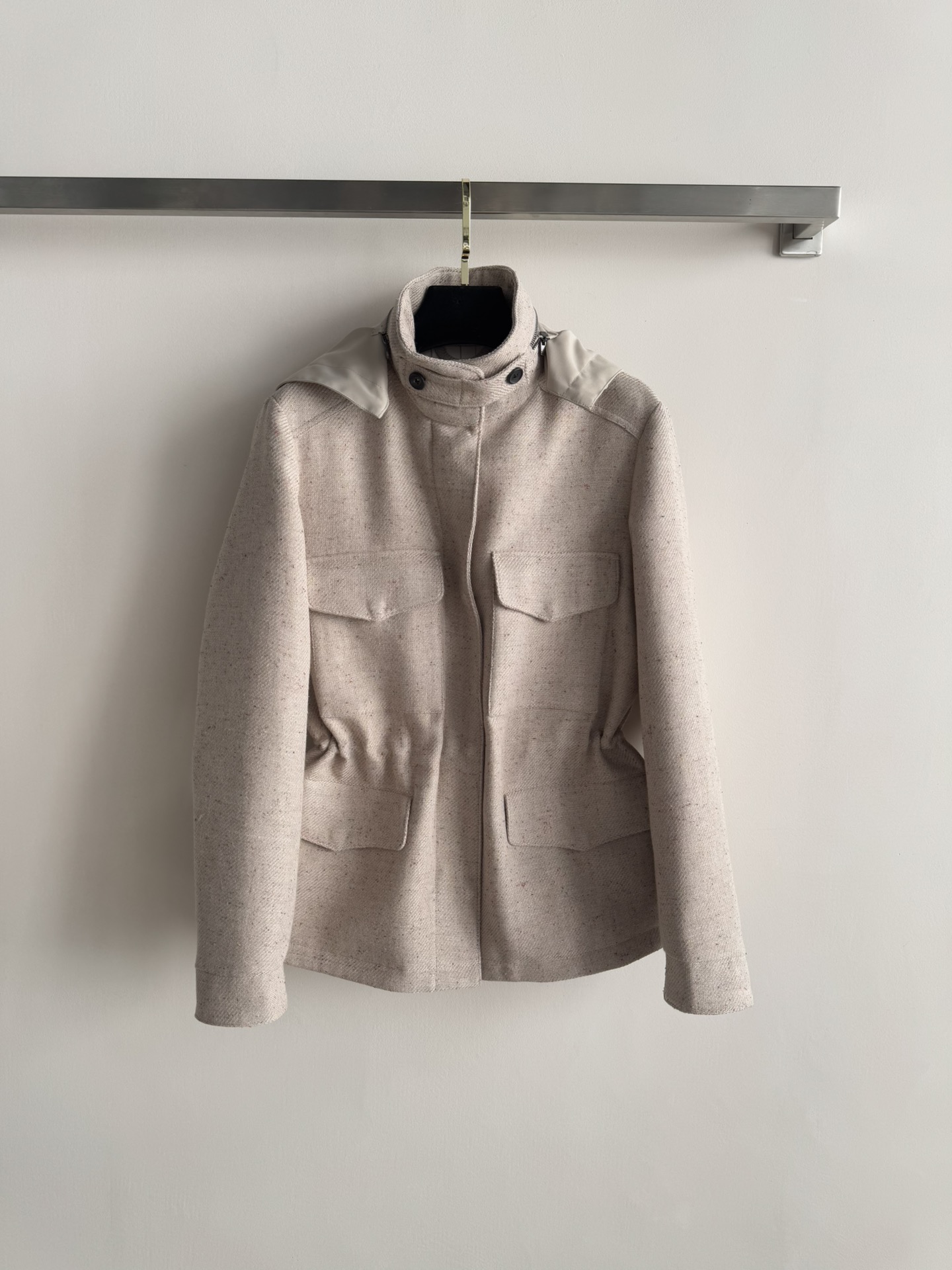 NO:610657,LoriPiana*25 new autumn/winter Traveler windbreaker jacket. This jacket is tailor-made according to the proportions of women’s bodies. It has compact lines and is an ideal choice for travel!  Made of linen and cotton blended tweed fabric, the thick and thin yarns are intertwined to present a rich touch and delicate color changes. The lining is decorated with the brand's iconic Belt pattern, and the details are eye-catching; the hidden two-way zipper and snap-button closure multi-function four outer pockets provide ample storage space for daily belongings. The stand-up collar, with a hidden hood and button collar details add better warmth, focusing on a low-key old money style SML-,,jackets &  coats,jackets & coats,hats,alexander wang19860909LoriPiana*25秋冬新款Traveller风衣外套这款夹克根据女性身材比例量身定制,线条紧凑,是旅行途中的理想选择！采用亚麻与棉质混纺粗花呢面料制成,粗细纱线交织呈现丰富触感与细腻的色彩层次变化.衬里饰以品牌标志性Belt图案,细节醒目可辨; 隐藏式双向拉链和按扣开合多功能四外口袋设计为日常随身物品提供充裕收纳空间.立领,配以隐藏式兜帽和 纽扣领口细节增加更好的保暖效果主打一个低调老钱风穿搭SML-,,jackets & coats,jackets & coats,hats,alexander wang,Women's clothing