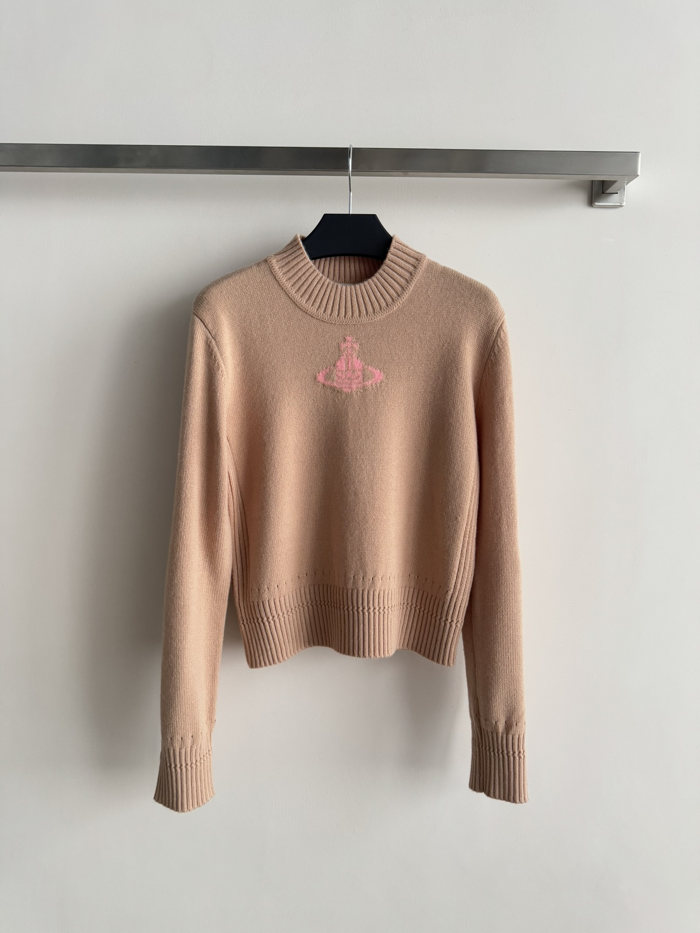 NO:610668,Vivienne Westwoo*25FW new knitted long-sleeved top has a regular fit, classic embroidered Saturn embellishment on the chest, and the upper body is super elegant and versatile for daily commuting ~ Three-color SML,, alexander wang19860909Vivienne Westwoo*25FW新款针织长袖上衣常规版型 胸前经典刺绣土星点缀,上身超气质百搭的日常通勤可穿～三色SML,,alexander wang,Women's clothing