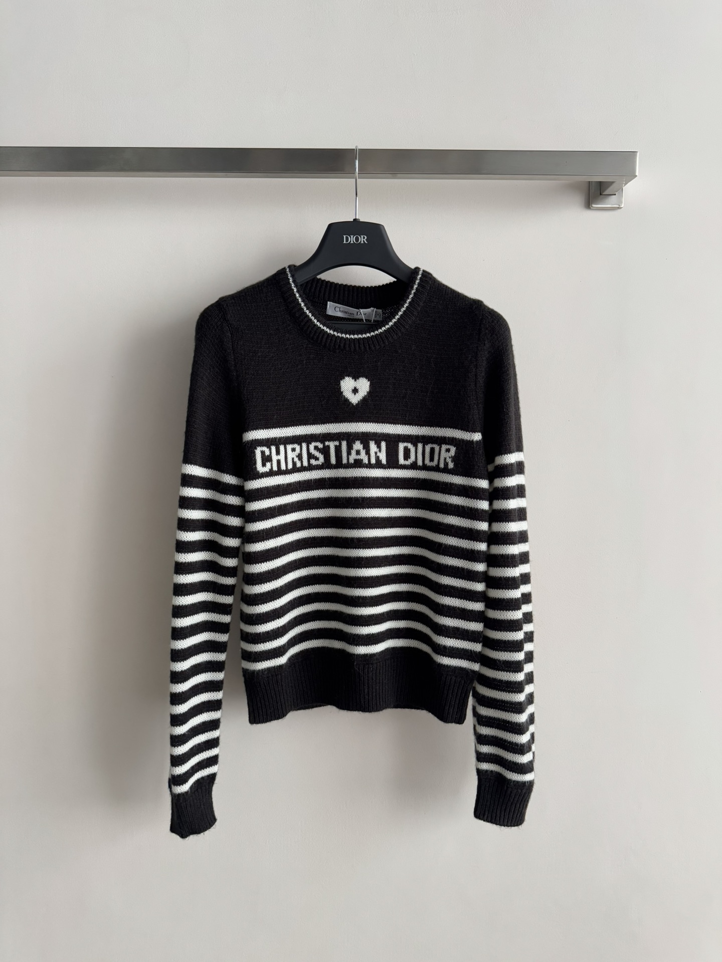 NO:610621,DIO*25 new autumn and winter new classic woolen sweater, with contrasting stripe design, decorated with classic five-pointed star pattern and LOGO letters, simple and versatile, breathable and comfortable, a sweet must-have item for girls!  Three colors SML,,alexander wang19860909DIO*25秋冬新款经典羊毛衫,撞色条纹设计,配以经典五角星图案装饰,搭配LOGO字母,简约百搭,透气舒适少女心爆棚,甜美必备单品！三个色SML,,alexander wang,Women's clothing