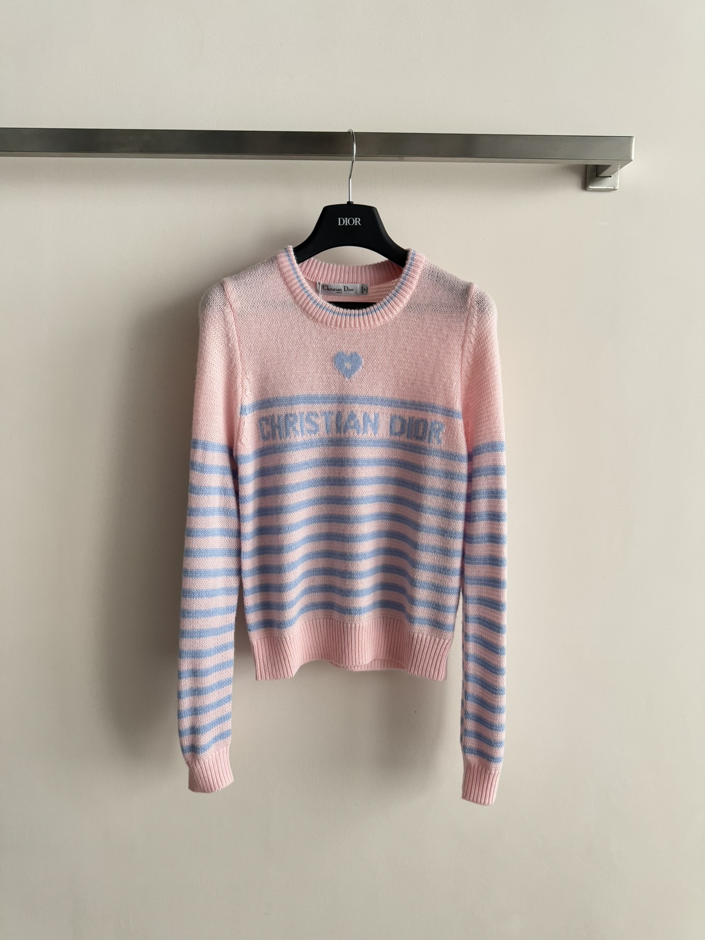 NO:610627,DIO*25 new autumn and winter new classic woolen sweater, with contrasting stripe design, decorated with classic five-pointed star pattern and LOGO letters, simple and versatile, breathable and comfortable, a sweet must-have item for girls!  Three colors SML!  ,,dior,alexander wang19860909DIO*25秋冬新款经典羊毛衫,撞色条纹设计,配以经典五角星图案装饰,搭配LOGO字母,简约百搭,透气舒适少女心爆棚,甜美必备单品！三个色SML！,,dior,alexander wang,Women's clothing