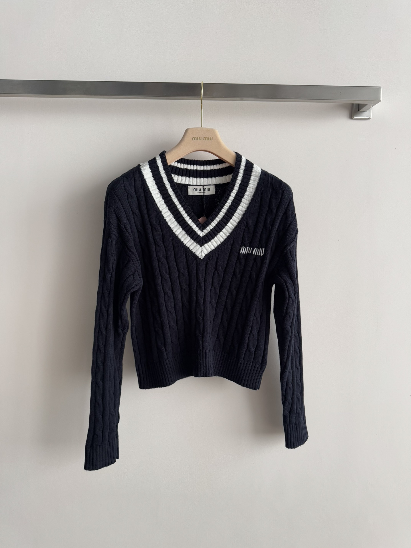 NO:610617,MIUMI*25FW new pullover sweater. The chest is embellished with LOGO letters. The contrasting V-neck is simple and versatile, and the texture is comfortable. Whether it is worn inside or alone, it is versatile and can be worn for daily commuting!  3 colors SML,,miumiu,alexander wang19860909MIUMI*25FW新款套头针织衫 胸前采用LOGO字母点缀 撞色V领简洁百搭,质感舒适,不管内搭还是单穿都减龄百搭,日常通勤都可穿！3色SML,,miumiu,alexander wang,Women's clothing