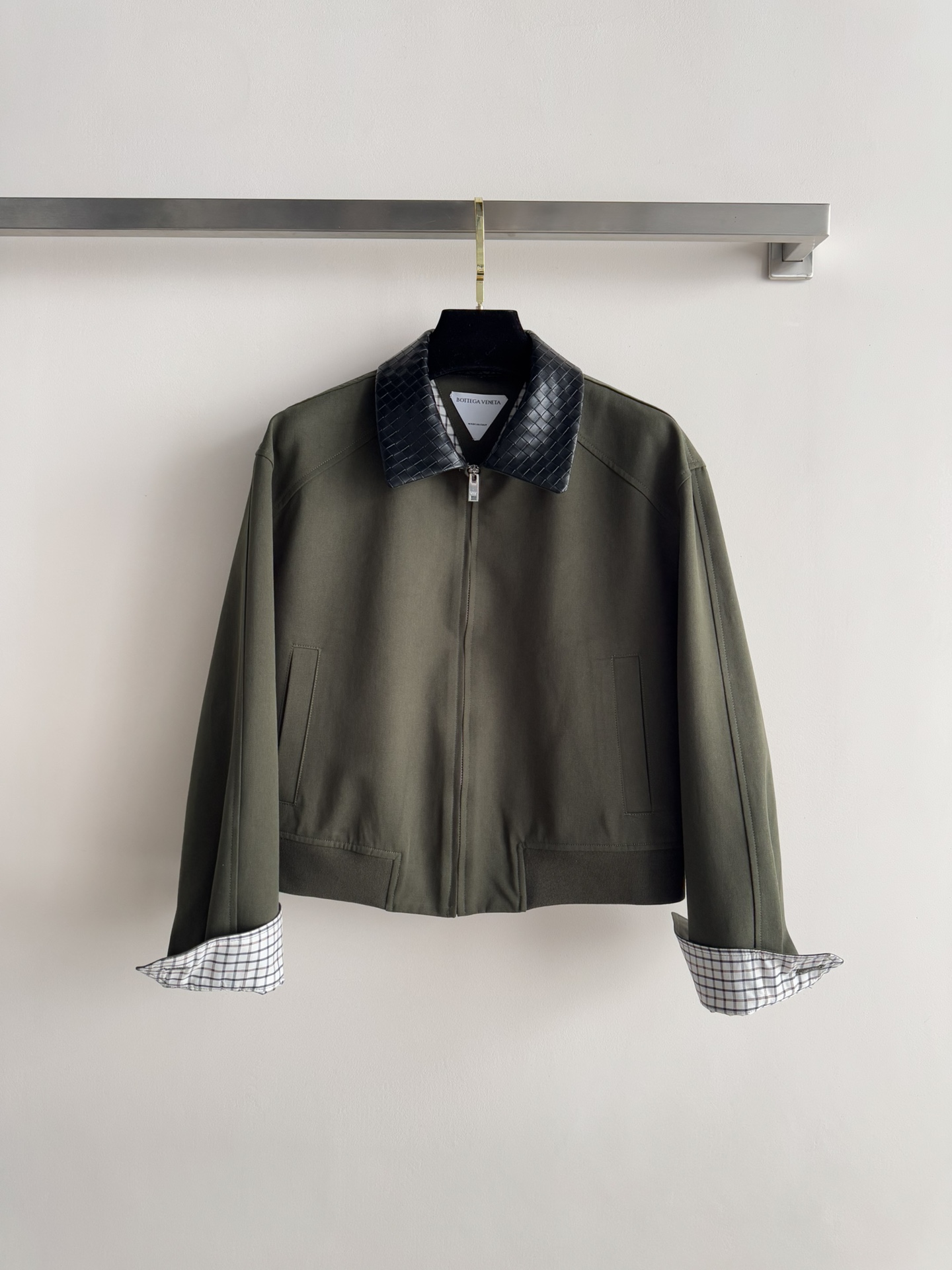 NO:610619,Bottega venet19860909BOTTEGA VENET*26早春新款经典夹克外套 翻领皮质格纹撞色设计 原版定制棉 质感超赞上身版型很好～衣橱必备的万年搭配 超级耐看 每年必出的经典夹克 上身巨显瘦 休闲时髦的帅气单品SML,,bottega veneta,jackets & coats,jackets & coats,alexander wang,Women's clothing