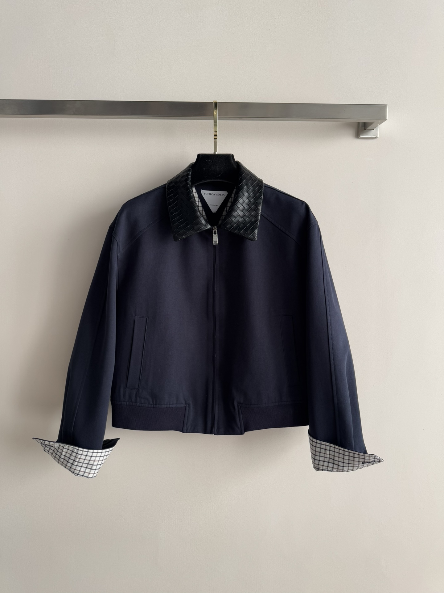 NO:610628,Bottega venet19860909BOTTEGA VENET*26早春新款经典夹克外套 翻领皮质格纹撞色设计 原版定制棉 质感超赞上身版型很好～衣橱必备的万年搭配 超级耐看 每年必出的经典夹克 上身巨显瘦 休闲时髦的帅气单品SML,,bottega veneta,jackets & coats,jackets & coats,alexander wang,Women's clothing