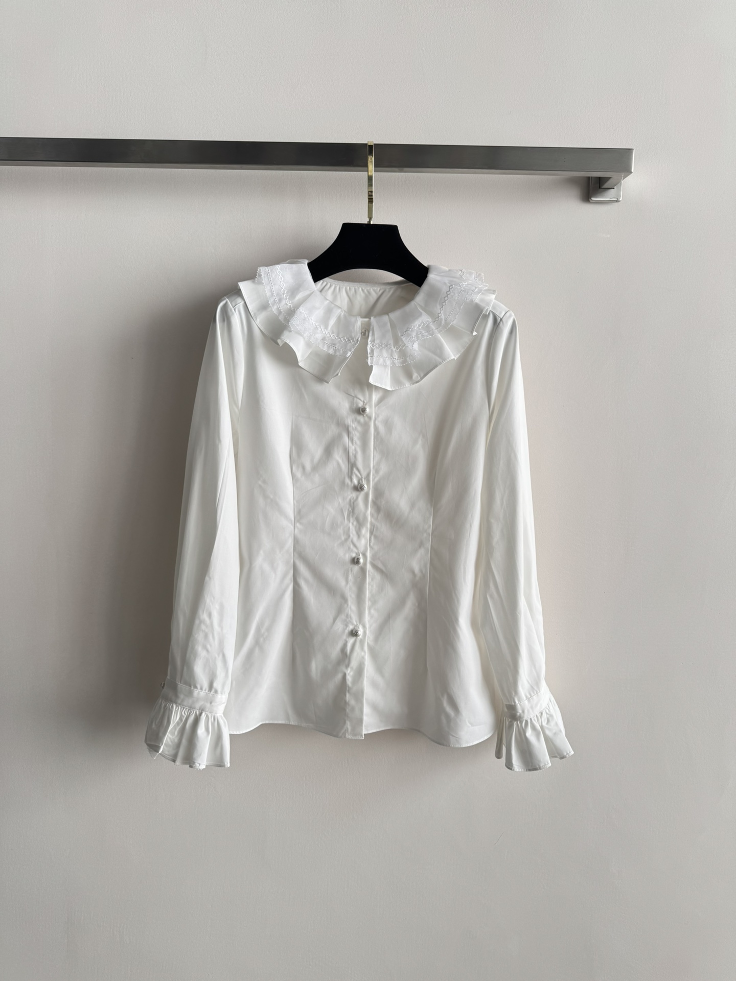 NO:611526,CHANE*25 new doll collar shirt is made of pure cotton that is easy to take care of. It is thin and soft but upright. The doll lapel is decorated with lace. It is retro, playful and sweet. Whether it is layered, worn alone, or exposed, it is a smart tool for dressing. No matter how you match it, you can 'renovate' your style!  It is the white shirt that is always indispensable in your wardrobe SML-,,chanel,shirts,alexander wang19860909CHANE*25新款娃娃领衬衣纯棉质地好打理,薄软但立挺,娃娃翻领点缀蕾丝装饰,复古俏皮甜美,不管是叠搭,单穿,露出边边,穿搭小心思利器,无论怎么搭配都能“翻新”风格！是你衣柜里面永远都不可缺少的那件白衬衫SML-,,chanel,shirts,alexander wang,Women's clothing