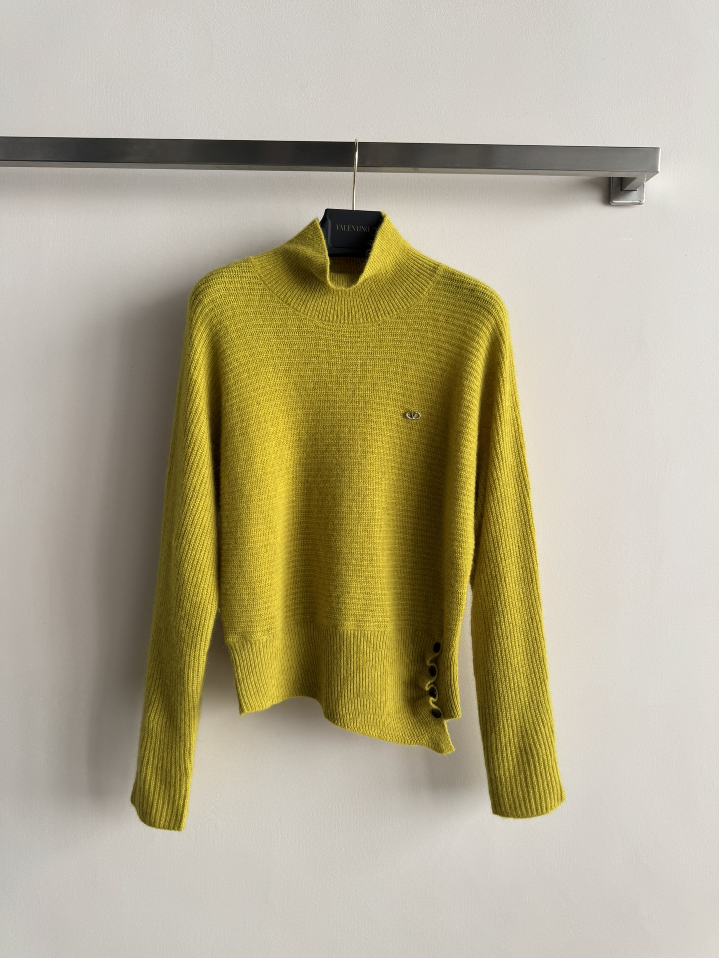 NO:611485,VALENTIN* autumn and winter turtleneck sweater has a small turtleneck design. The body has a vertical stripe texture. The left hem has an irregular design and is decorated with black buttons. The brand's small metal logo is sewn on the chest to present a fashionable and refined style. It is a perfect piece to wear alone or layered. One size fits all -,,valentino,sweaters,alexander wang19860909VALENTIN*秋冬高领毛衣小高领设计 衣身有竖条纹肌理 左侧下摆不规则设计且有黑色纽扣装饰,胸前处缝制品牌小金属徽标整体呈现时尚精致的风格 单穿或内搭都是完美单品均码-,,valentino,sweaters,alexander wang,Women's clothing