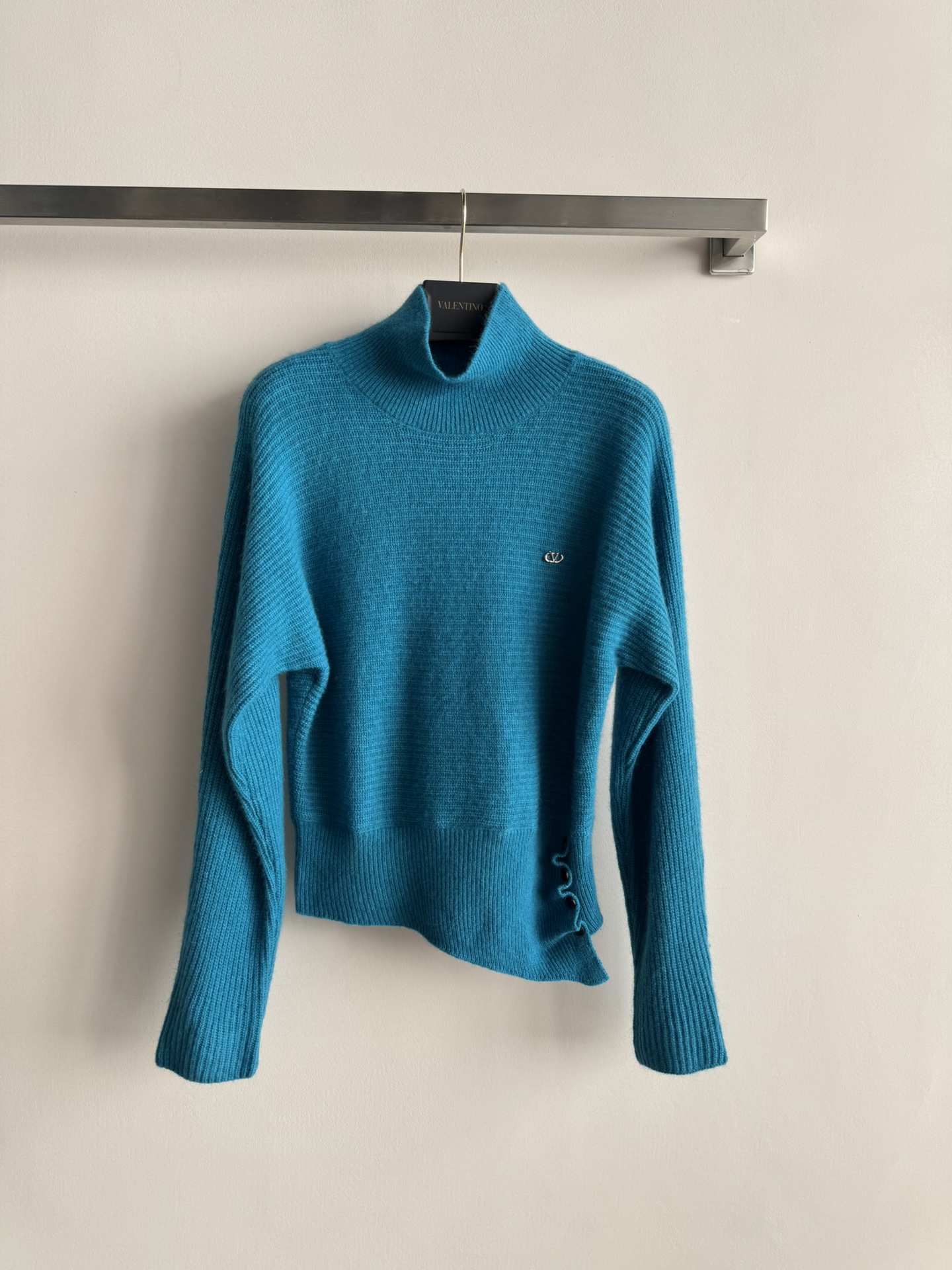 NO:611490,VALENTIN* autumn and winter turtleneck sweater has a small turtleneck design. The body has a vertical stripe texture. The left hem has an irregular design and is decorated with black buttons. The brand's small metal logo is sewn on the chest to present a fashionable and refined style. It is a perfect piece to wear alone or layered. One size fits all, valentino, sweaters, alexander wang19860909VALENTIN*秋冬高领毛衣小高领设计 衣身有竖条纹肌理 左侧下摆不规则设计且有黑色纽扣装饰,胸前处缝制品牌小金属徽标整体呈现时尚精致的风格 单穿或内搭都是完美单品均码,,valentino,sweaters,alexander wang,Women's clothing