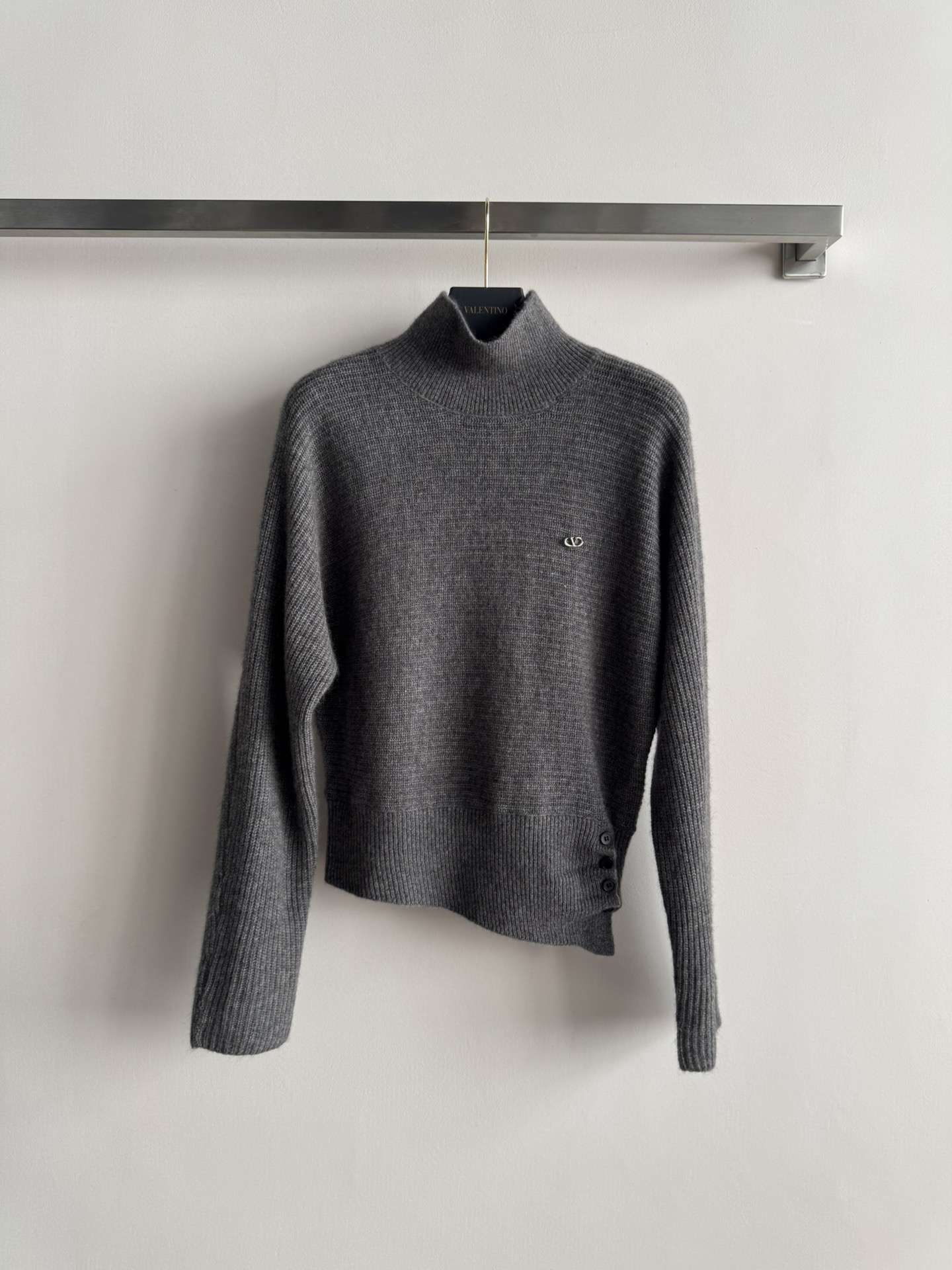 NO:611493,VALENTIN* autumn and winter turtleneck sweater has a small turtleneck design. The body has a vertical stripe texture. The left hem has an irregular design and is decorated with black buttons. The brand's small metal logo is sewn on the chest to present a fashionable and refined style. It is a perfect piece to wear alone or layered. One size fits all -,,valentino,sweaters,alexander wang19860909VALENTIN*秋冬高领毛衣小高领设计 衣身有竖条纹肌理 左侧下摆不规则设计且有黑色纽扣装饰,胸前处缝制品牌小金属徽标整体呈现时尚精致的风格 单穿或内搭都是完美单品均码-,,valentino,sweaters,alexander wang,Women's clothing