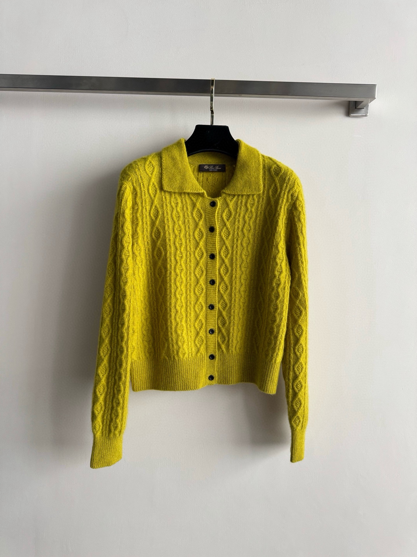 NO:611496,LoriPiana* new fall and winter lapel cardigan, cashmere blend material is soft, waxy and warm!  The Polo collar design has a college atmosphere. The front placket is a single row of dark buttons. The body and sleeves are made of complex and exquisite twist weave texture, with a retro and elegant style. The overall style is suitable for layering in autumn and winter or wearing alone in spring and autumn. It has both warmth and fashion. One size fits all -,,alexander wang19860909LoriPiana*秋冬新款翻领小开衫,羊绒混纺材质软糯暖和！Polo领设计自带学院气息 前襟为单排深色纽扣 衣身与袖子采用复杂精致的麻花编织纹理,风格复古优雅整体风格适配秋冬叠穿或春秋单穿,兼具保暖性与时尚感均码-,,alexander wang,Women's clothing