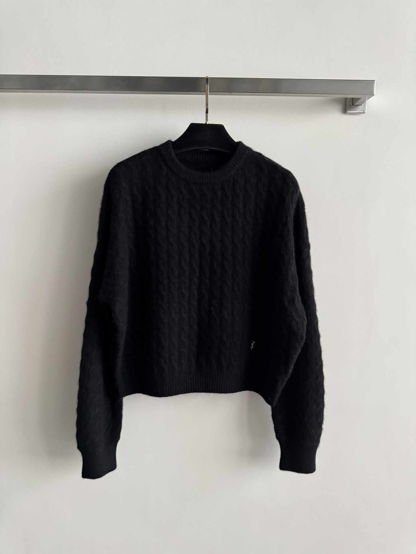 NO:611481,Saint Lauren* autumn and winter short sweater cashmere blend material is soft and comfortable. The short version adopts a round neck design. It is classic and easy to wear. Three-dimensional twist weaving texture technology. The ribbed hem is not easy to deform. The overall style is simple, casual and warm. One size fits all -,,saint laurent,sweaters,alexander wang19860909Saint Lauren* 秋冬短毛衣羊绒混纺材质软糯舒适 短款版型采用圆领设计 经典不挑人穿 立体麻花编织纹理工艺 下摆罗纹收口不易变形 整体风格简约休闲且具保暖性均码-,,saint laurent,sweaters,alexander wang,Women's clothing