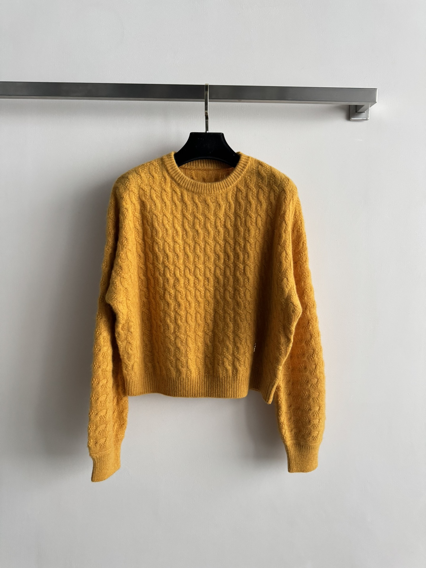 NO:611471,Saint Lauren* autumn and winter short sweater made of cashmere blend material is soft and comfortable. The short version adopts a round neck design. It is classic and easy to wear. Three-dimensional twist weaving texture technology. The ribbed hem is not easy to deform. The overall style is simple, casual and warm. One size fits all, saint laurent,sweaters,alexander wang19860909Saint Lauren* 秋冬短毛衣羊绒混纺材质软糯舒适 短款版型采用圆领设计 经典不挑人穿 立体麻花编织纹理工艺 下摆罗纹收口不易变形 整体风格简约休闲且具保暖性均码,,saint laurent,sweaters,alexander wang,Women's clothing