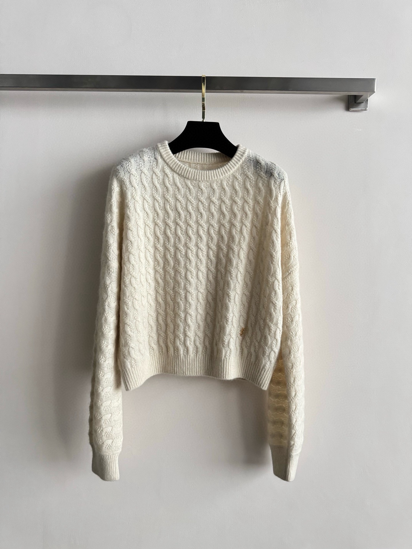 NO:611475,, 320Saint Lauren* Autumn and winter short sweater made of cashmere blend material is soft and comfortable. The short version adopts a round neck design. It is classic and easy to wear. Three-dimensional twist weaving texture technology. The ribbed hem is not easy to deform. The overall style is simple, casual and warm. One size fits all -,, saint laurent, sweaters, alexander wang19860909,320Saint Lauren* 秋冬短毛衣羊绒混纺材质软糯舒适 短款版型采用圆领设计 经典不挑人穿 立体麻花编织纹理工艺 下摆罗纹收口不易变形 整体风格简约休闲且具保暖性均码-,,saint laurent,sweaters,alexander wang,Women's clothing