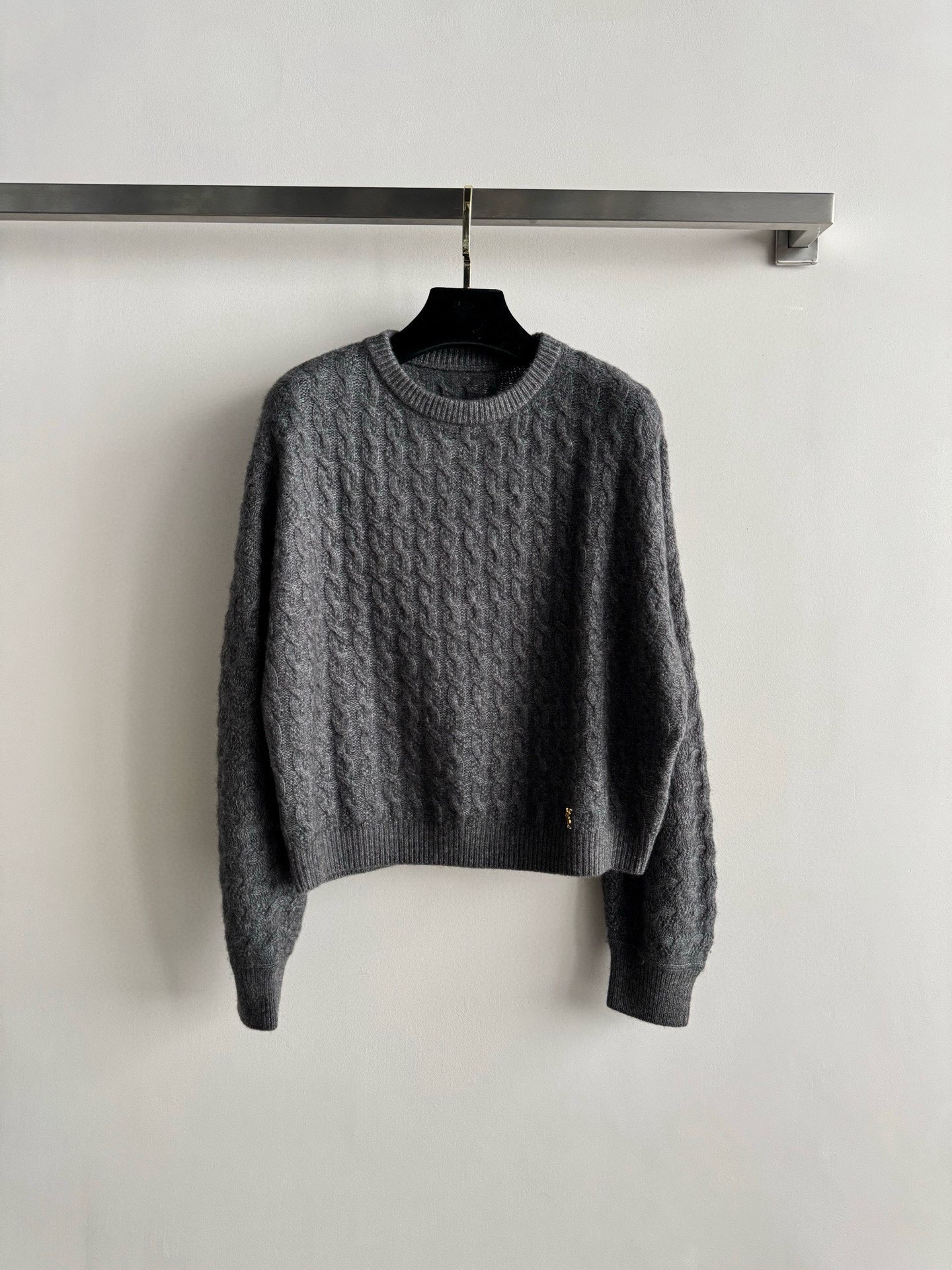 NO:611480,Saint Lauren* autumn and winter short sweater cashmere blended material is soft and comfortable. The short version adopts a round neck design. It is classic and easy to wear. Three-dimensional twist weaving texture technology. The ribbed hem is not easy to deform. The overall style is simple, casual and has uniform warmth., saint laurent,sweaters,alexander wang19860909Saint Lauren* 秋冬短毛衣羊绒混纺材质软糯舒适 短款版型采用圆领设计 经典不挑人穿 立体麻花编织纹理工艺 下摆罗纹收口不易变形 整体风格简约休闲且具保暖性均,,saint laurent,sweaters,alexander wang,Women's clothing