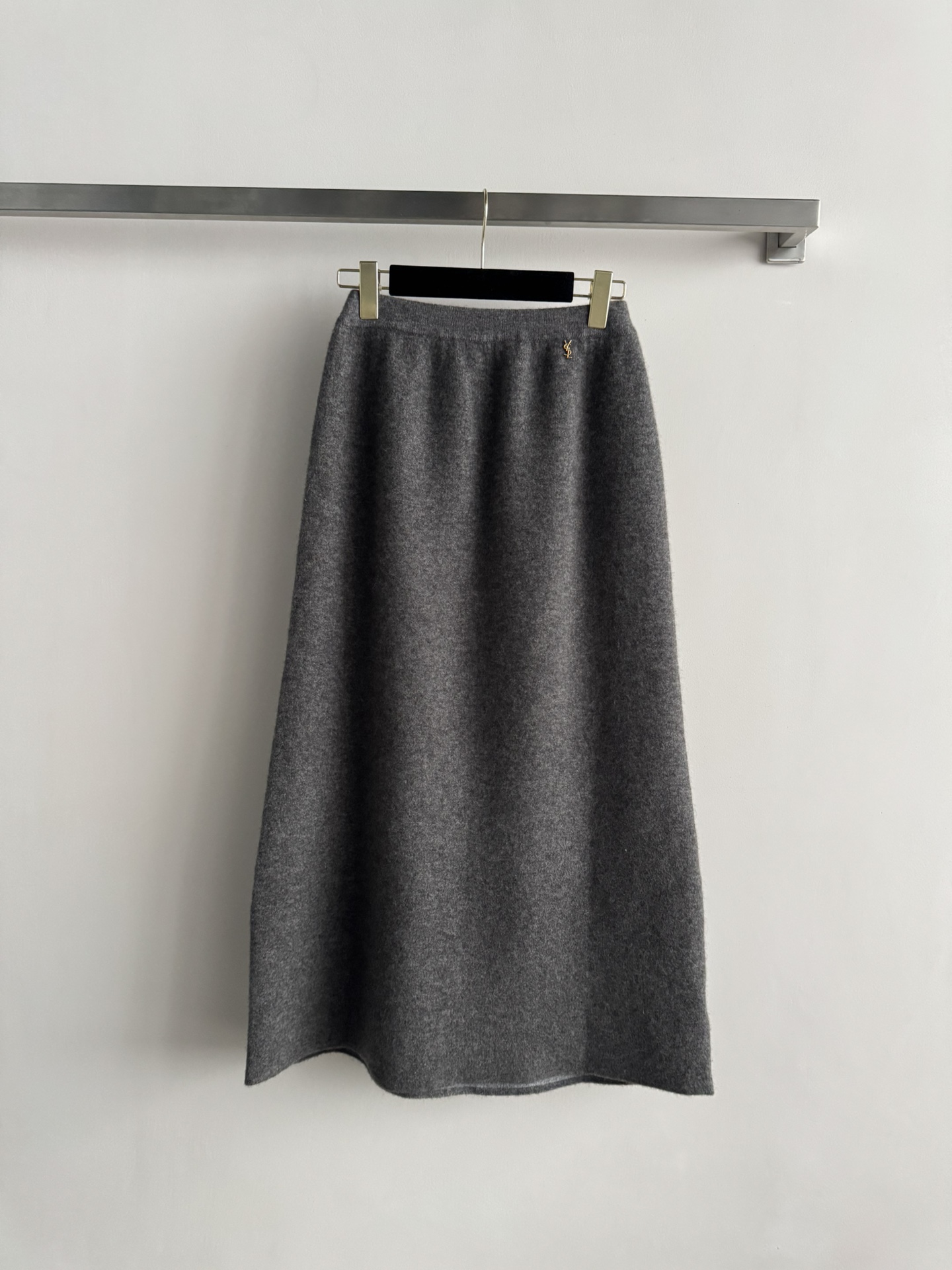 NO:611466,Sait Laurent*25 new elastic waist cashmere skirt for autumn and winter, A-line skirt, simple and elegant style, made of cashmere and wool blended fabric, warm, comfortable and versatile, the version is very versatile, easy to control regardless of body shape, one size fits all -,,skirts,alexander wang19860909Sait Laurent*25秋冬新款松紧腰羊绒半裙,A字的裙型,简约大气的款式,采用羊绒羊毛混纺面料,保暖又舒适百搭,版型很百搭 不挑身材轻松驾驭均码-,,skirts,alexander wang,Women's clothing