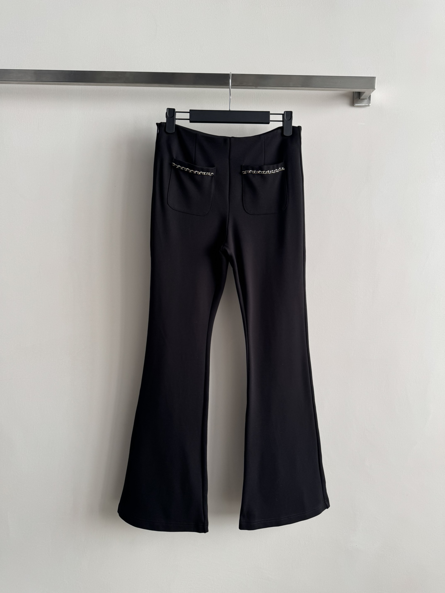 NO:611486,25 new autumn and winter boot-cut trousers, made of high-quality fabrics, soft and elastic, super comfortable to wear! The boot-cut trousers modify the leg shape, making you look slimmer and taller, and the edges of the pockets are decorated with exquisite chains, perfect details! It can be easily controlled for commuting and dating. Paired with a white T or shirt, it is simple and textured. It is a must-have item in autumn and winter! SML,,shirts,alexander wang1986090925秋冬新款微喇长裤,采用高品质面料,柔软有弹性,穿着超舒适!微喇裤型修饰腿型,显瘦显高计,口袋边缘点缀精致链条,细节满分!通勤、约会都能轻松驾驭,搭配白T或衬衫,简约又有质感,是秋冬必入热门单品!SML,,shirts,alexander wang,Women's clothing