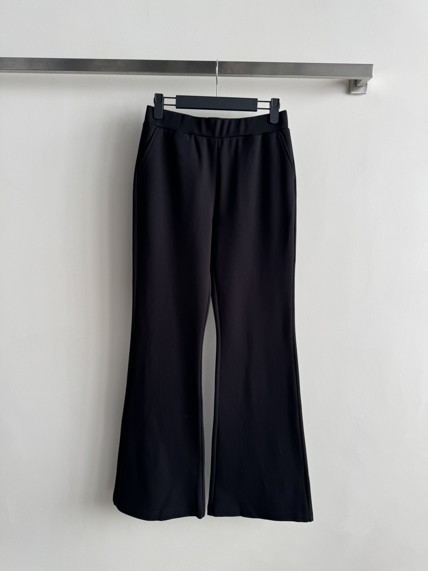 NO:611456,Sait Laurent*25 new autumn and winter elastic waist trousers are made of high-quality fabrics, soft and elastic, and super comfortable to wear! The slightly flared trousers modify the leg shape, make you slimmer and taller, and the brand logo embroidery on the pockets is full of details! It can be easily managed for commuting and dating. Pair it with a white T or shirt, simple and textured, it is a must-have item for autumn and winter! SML, shirts, alexander wang19860909Sait Laurent*25秋冬新款松紧腰长裤 采用高品质面料,柔软有弹性,穿着超舒适!微喇裤型修饰腿型,显瘦显高计,口袋边品牌logo刺绣 细节满分!通勤、约会都能轻松驾驭,搭配白T或衬衫,简约又有质感,是秋冬必入单品!SML,,shirts,alexander wang,Women's clothing