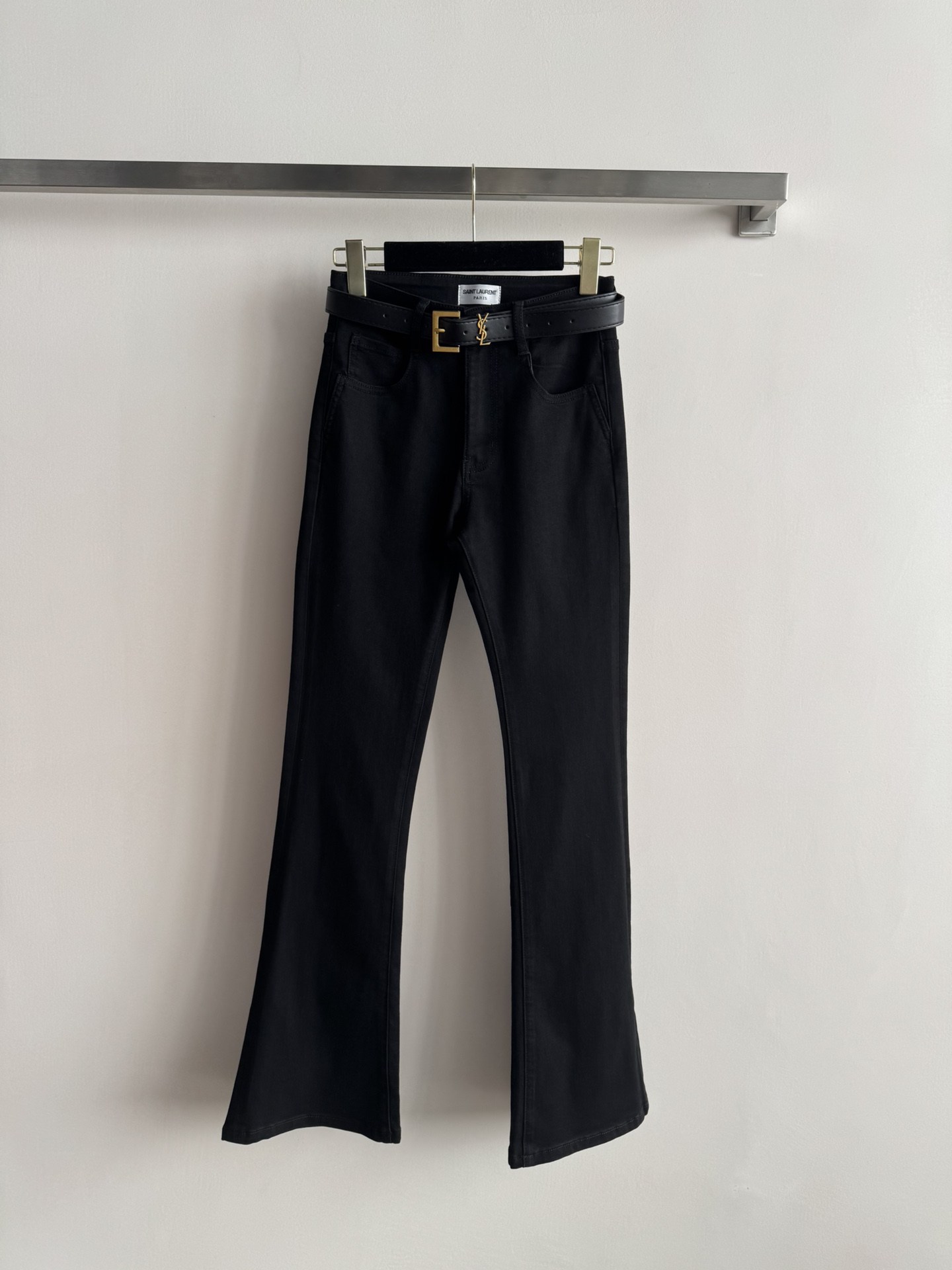 NO:621671,Sait Laurent*25 new autumn and winter high-waisted boot-cut trousers are made of high-quality fabrics, soft and elastic, super comfortable to wear! The boot-cut trousers modify the leg shape, make you look slimmer and taller, and the brand logo embroidery on the pockets is full of details! It can be easily managed for commuting and dating. Pair it with a simple top T or shirt, simple and textured, it is a must-have item for autumn and winter! SML, shirts, alexander wang19860909Sait Laurent*25秋冬新款高腰微喇长裤 采用高品质面料,柔软有弹性,穿着超舒适!微喇裤型修饰腿型,显瘦显高计,口袋边品牌logo刺绣 细节满分!通勤、约会都能轻松驾驭,搭配简单上衣T或衬衫,简约又有质感,是秋冬必入单品!SML,,shirts,alexander wang,Women's clothing