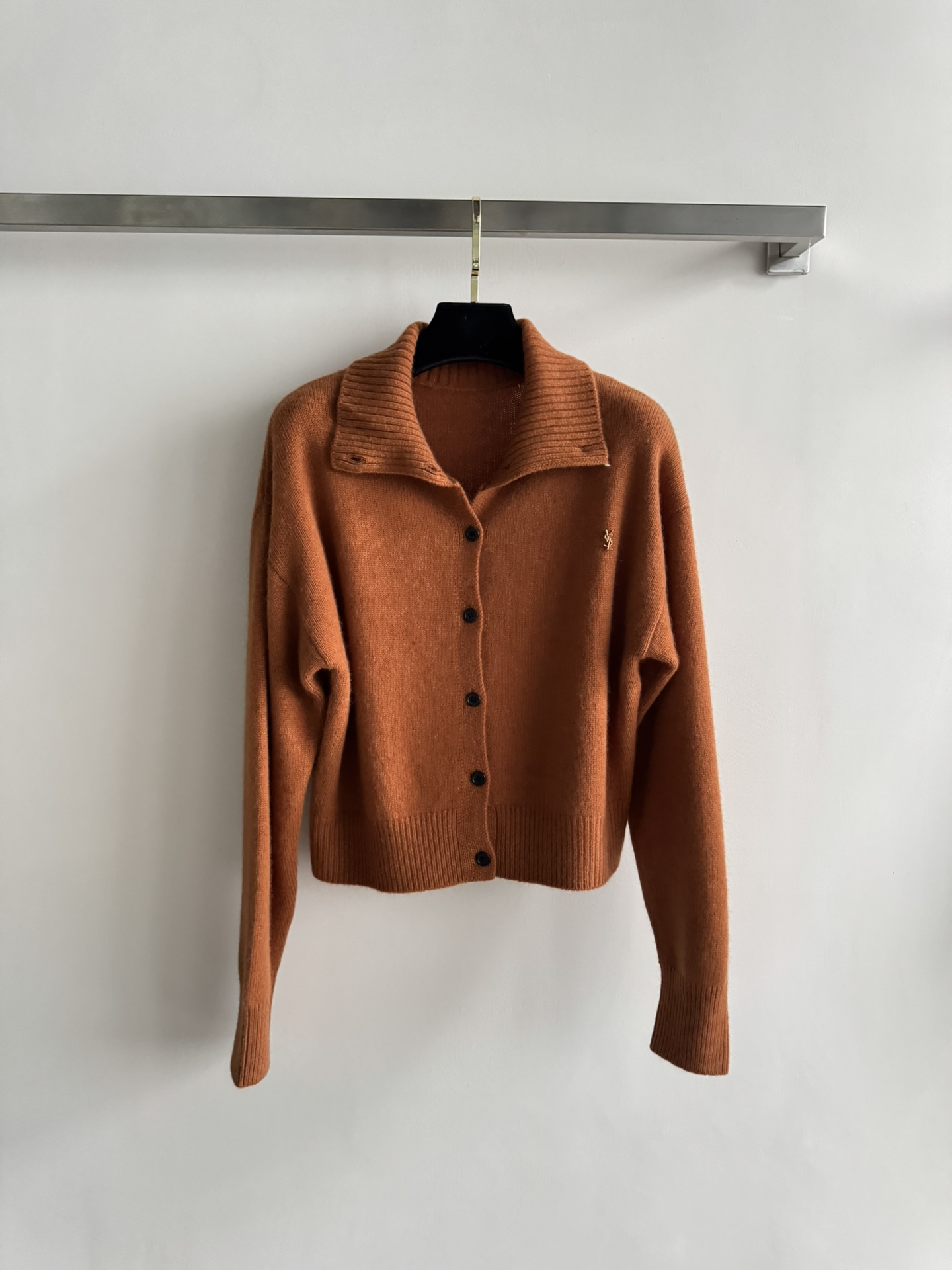 NO:621678,Saint Lauren*25 autumn and winter short turtleneck cardigan sweater made of cashmere blend material is soft and comfortable. The stand-up collar design adds elegance. The short version shows off the body proportions. Whether paired with a skirt or jeans, it can easily create a casual or French romantic atmosphere. One size fits all, saint laurent,skirts,jeans,sweaters,alexander wang19860909Saint Lauren*25秋冬短高领开衫毛衣羊绒混纺材质软糯舒适,立领设计增添优雅气质,短款版型超显身材比例,无论配裙装还是牛仔裤,都能轻松打造休闲或法式浪漫氛围感均码,,saint laurent,skirts,jeans,sweaters,alexander wang,Women's clothing