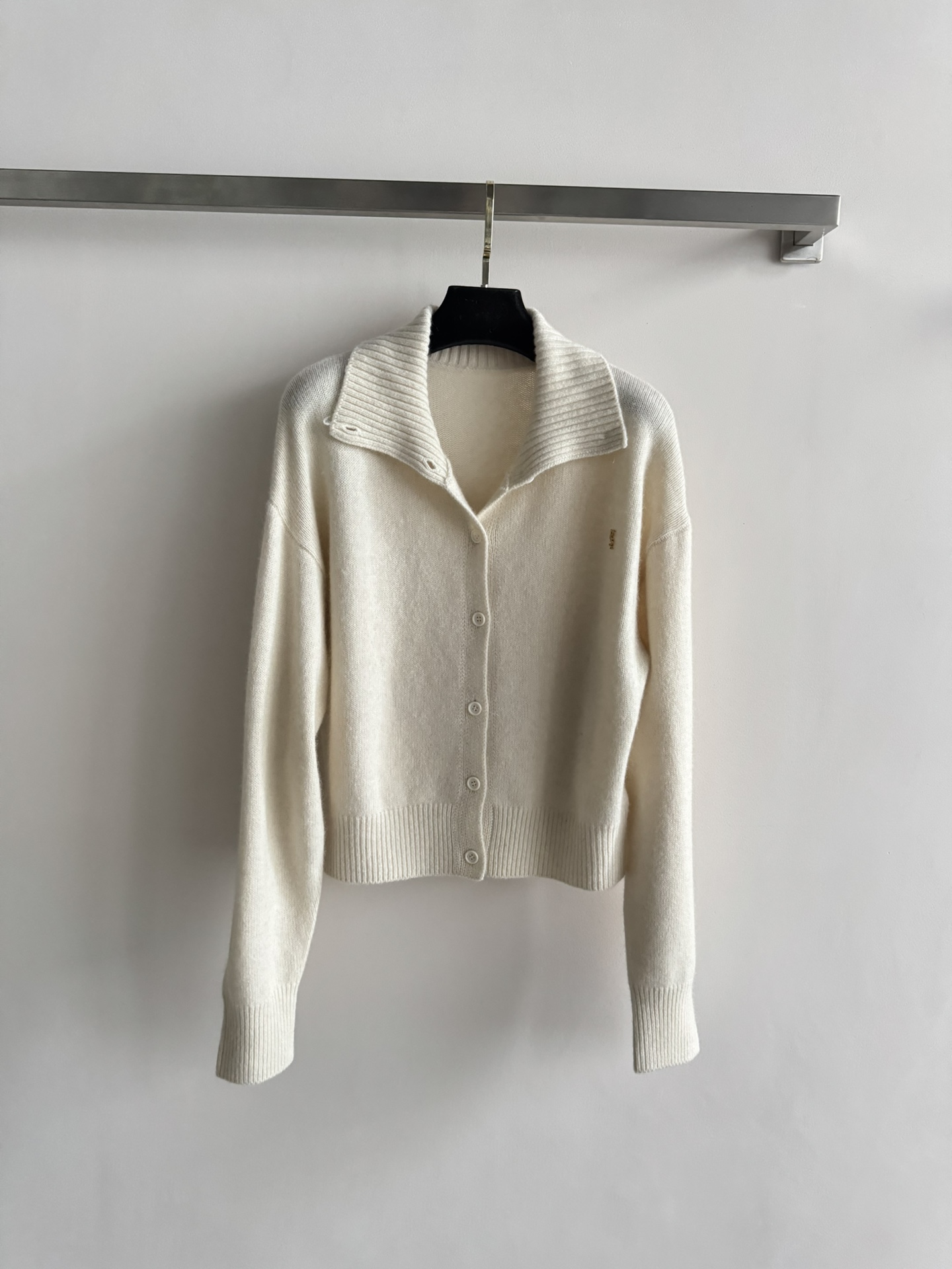 NO:621680,Saint Lauren*25 autumn and winter short turtleneck cardigan sweater made of cashmere blend material is soft and comfortable. The stand-up collar design adds elegance. The short version shows off the body proportions. Whether worn with a skirt or jeans, it can easily create a casual or French romantic atmosphere. One size fits all -,, saint laurent, skirts, jeans, sweaters, alexander wang19860909Saint Lauren*25秋冬短高领开衫毛衣羊绒混纺材质软糯舒适,立领设计增添优雅气质,短款版型超显身材比例,无论配裙装还是牛仔裤,都能轻松打造休闲或法式浪漫氛围感均码-,,saint laurent,skirts,jeans,sweaters,alexander wang,Women's clothing