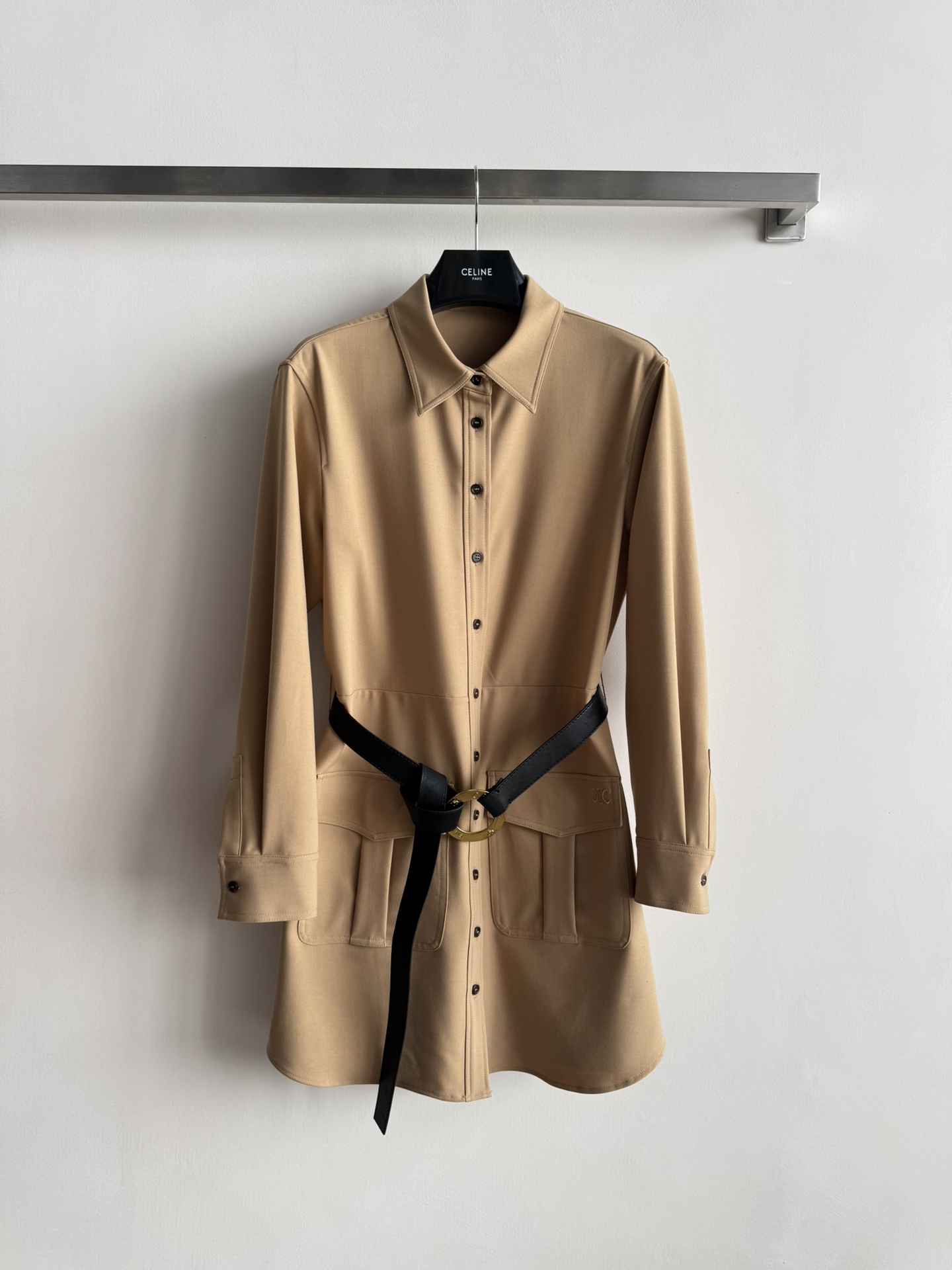 NO:621682,Celin*26 new early spring workwear windbreaker skirt. This workwear windbreaker combines shirt-style lapels and single-breasted buttons, which is simple and detailed. The khaki body with black belt easily highlights the waistline. The silhouette is full of large pockets on both sides. It is practical and fashionable, both functional and fashionable. The fabric is crisp, whether paired with suit pants or denim skirts, you can easily switch between workplace or casual styles, and it is versatile! SML,,celine,skirts,shirts,business  suit,alexander wang19860909Celin*26早春新款工装风衣裙这款工装风衣融合衬衫式翻领和单排扣,简约又有细节感.卡其色衣身配黑色腰带,轻松凸显腰线,廓形感满分两侧大口袋设计,实用又时髦,兼具功能性与时尚感.面料挺括,无论搭配西装裤还是牛仔裙,都能轻松切换职场or休闲风格,百搭不挑人!SML,,celine,skirts,shirts,business suit,alexander wang,Women's clothing