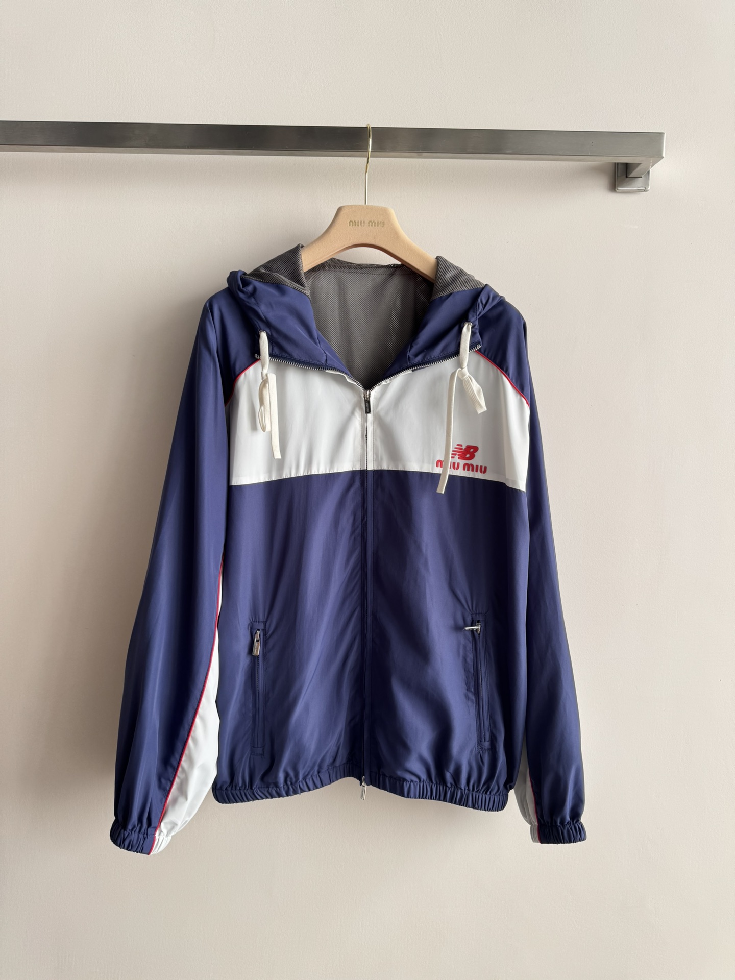 NO:621686,Miu Mi* and New Balance 25FW new joint tennis series. Contrasting color splicing hooded jacket. Original development and high version. This series is so eye-catching~ The contrasting color windproof jacket perfectly combines sporty functional style with high fashion sense. The color splicing has great visual tension. The brand logo and co-branded details are hidden in the design. The collision of sports coolness and light luxury texture. This is really a hit when worn like this. Same style for men and women. Whoever wears it looks better~ SML,, miumiu, jackets &  coats,jackets & coats,hats,alexander wang19860909Miu Mi*与 New Balance 25FW新款联名款网球系列 撞色拼接连帽夹克外套 原版开发 高版本出品 这个系列太吸睛了～撞色防风外套把运动机能风与高级时装感融合得恰到好处 色彩拼接极具视觉张力 品牌标识和联名细节暗藏在设计里 运动潮酷与轻奢质感的碰撞 这款这么穿真的很出片 男女同款 谁穿谁好看系列～SML,,miumiu,jackets & coats,jackets & coats,hats,alexander wang,Women's clothing