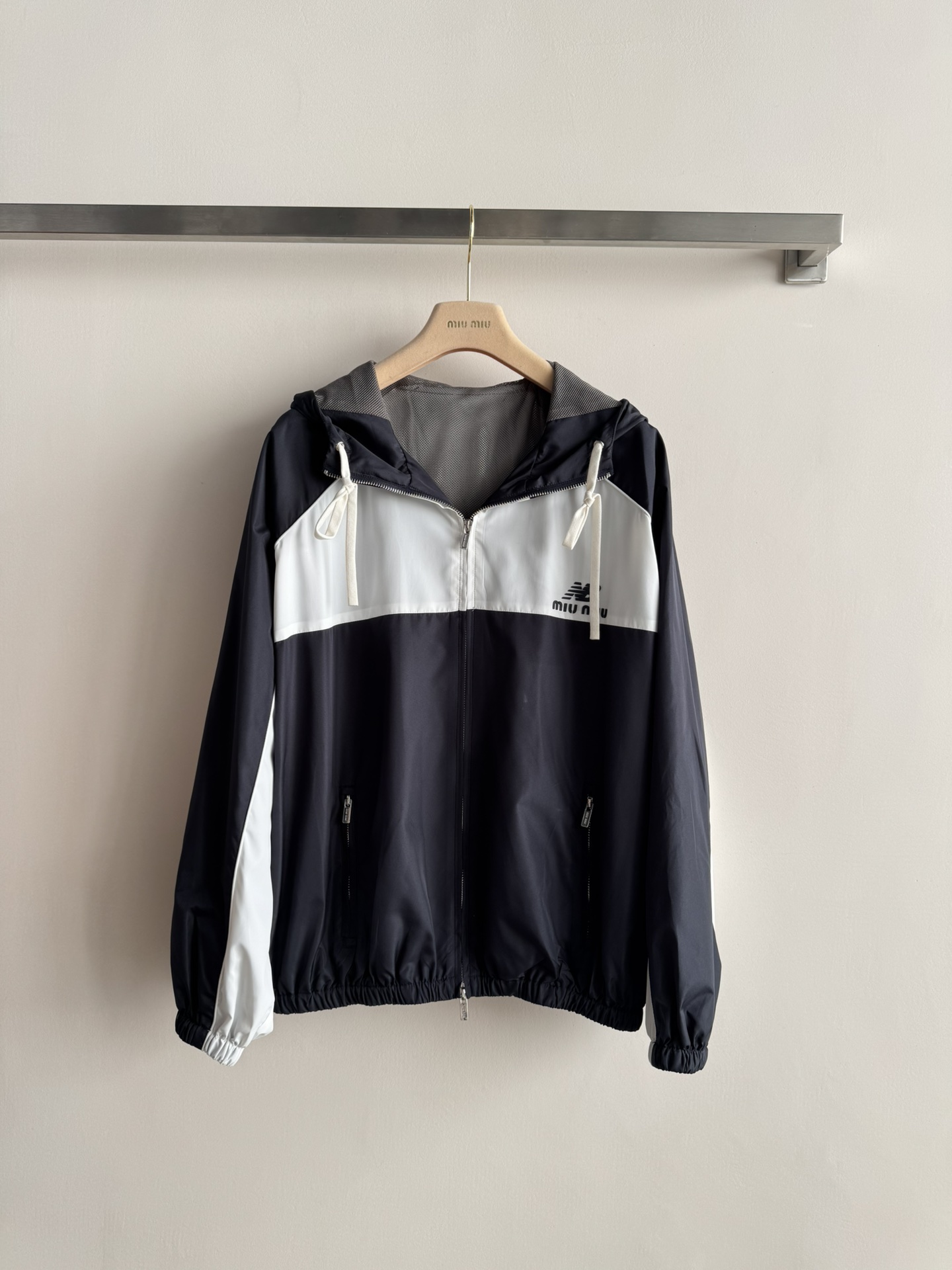 NO:621690,Miu Mi* and New Balance 25FW new joint tennis series. Contrasting color splicing hooded jacket. Original development and high version. This series is so eye-catching~ The contrasting color windproof jacket perfectly combines sporty functional style with high fashion sense. The color splicing has great visual tension. The brand logo and co-branded details are hidden in the design. The collision of sports coolness and light luxury texture. This is really a hit when worn like this. Same style for men and women. Whoever wears it looks better~ SML,, miumiu, jackets &  coats,jackets & coats,hats,alexander wang19860909Miu Mi*与 New Balance 25FW新款联名款网球系列 撞色拼接连帽夹克外套 原版开发 高版本出品 这个系列太吸睛了～撞色防风外套把运动机能风与高级时装感融合得恰到好处 色彩拼接极具视觉张力 品牌标识和联名细节暗藏在设计里 运动潮酷与轻奢质感的碰撞 这款这么穿真的很出片 男女同款 谁穿谁好看系列～SML,,miumiu,jackets & coats,jackets & coats,hats,alexander wang,Women's clothing