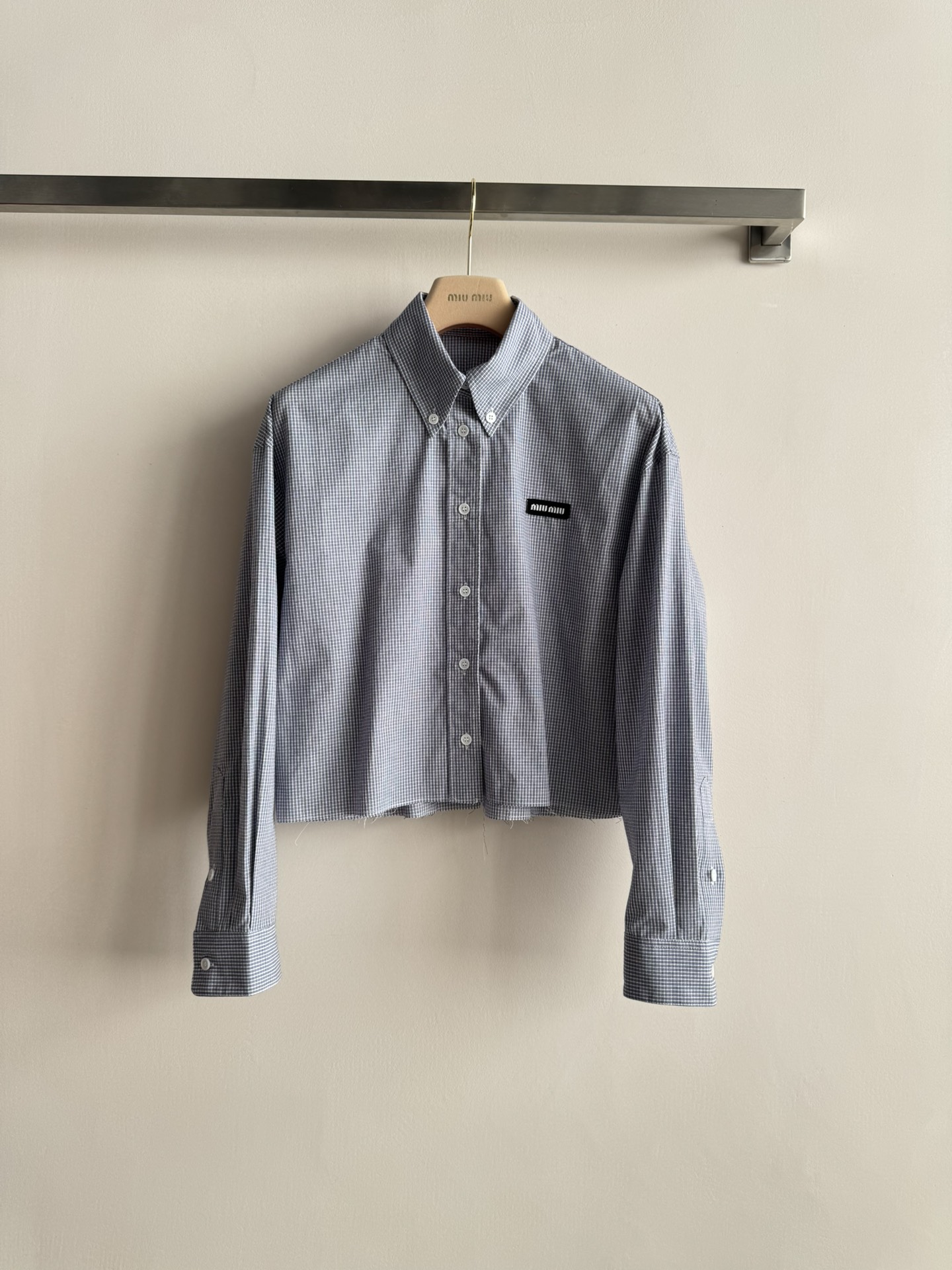 NO:621694,Miu Mi* 26 new early spring plaid short long-sleeved shirt丨Original development~Customized delicate poplin fabric has a soft matte feel, which is close to the skin, breathable and crisp; the soft and comfortable black label with letters is a low-key brand caution, and the rough edge of the cuffs adds a bit of sweetness, coolness and sexiness, refreshing and not boring, with a cool and high-end feeling~SML,,miumiu,shirts,alexander wang19860909Miu Mi* 26早春新款格纹短款长袖衬衫丨原版开发～定制细腻府绸面料自带柔雾哑光感,贴肤透气又挺括；柔软舒适字母黑标是低调的品牌小心机,袖口毛边添了点甜酷随性感,清爽不沉闷,自带清冷高级感~SML,,miumiu,shirts,alexander wang,Women's clothing