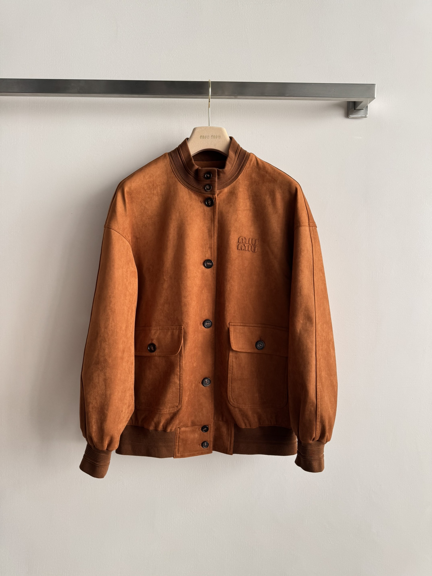 NO:621696,Miumi*26 new early spring jacket is made of 100% cowhide leather fabric, which is soft and delicate to the touch. It has a stand-up collar design and pocket decoration, which is practical and stylish. The brand letter logo on the chest is highly recognizable. It is retro and versatile, making it easy to create a personalized style. SML,,miumiu,jackets & coats,jackets & coats,alexander wang19860909Miumi*26早春新款夹克外套采用百分百牛革皮面料,触感柔软细腻,立领设计口袋装饰,实用又有型,胸前品牌字母logo超有辨识度,复古百搭,轻松打造个性穿搭风格SML,,miumiu,jackets & coats,jackets & coats,alexander wang,Women's clothing