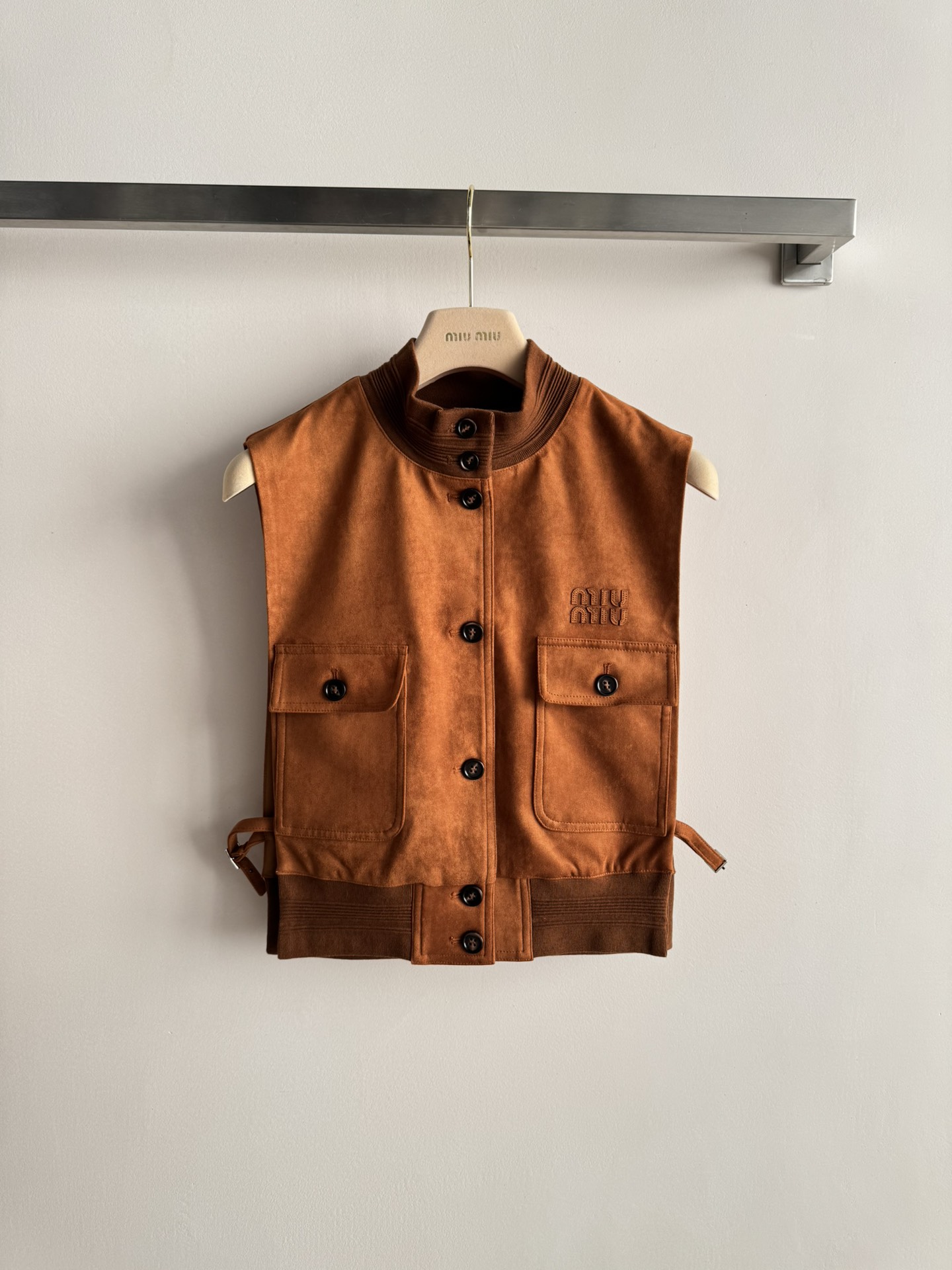 NO:621679,Miumi*26 new early spring workwear-style sleeveless jacket is made of 100% cowhide leather, with a soft and delicate touch. The stand-up collar is designed with multiple pockets, which is practical and stylish. The hems on both sides can be adjusted to the body proportions. The black buttons on the front are easy to put on and take off. The brand embroidery on the chest is very recognizable. It is retro and versatile, and it is easy to create a personalized style. SML,, miumiu, jackets & coats, alexander wang19860909Miumi*26早春新款工装风无袖夹克采用百分百牛革皮面料,触感柔软细腻,立领设计多口袋,实用又有型,两边下摆可调节身形比例正面黑色纽扣方便穿脱,胸前品牌刺绣超有辨识度,复古百搭,轻松打造个性穿搭风格SML,,miumiu,jackets & coats,alexander wang,Women's clothing