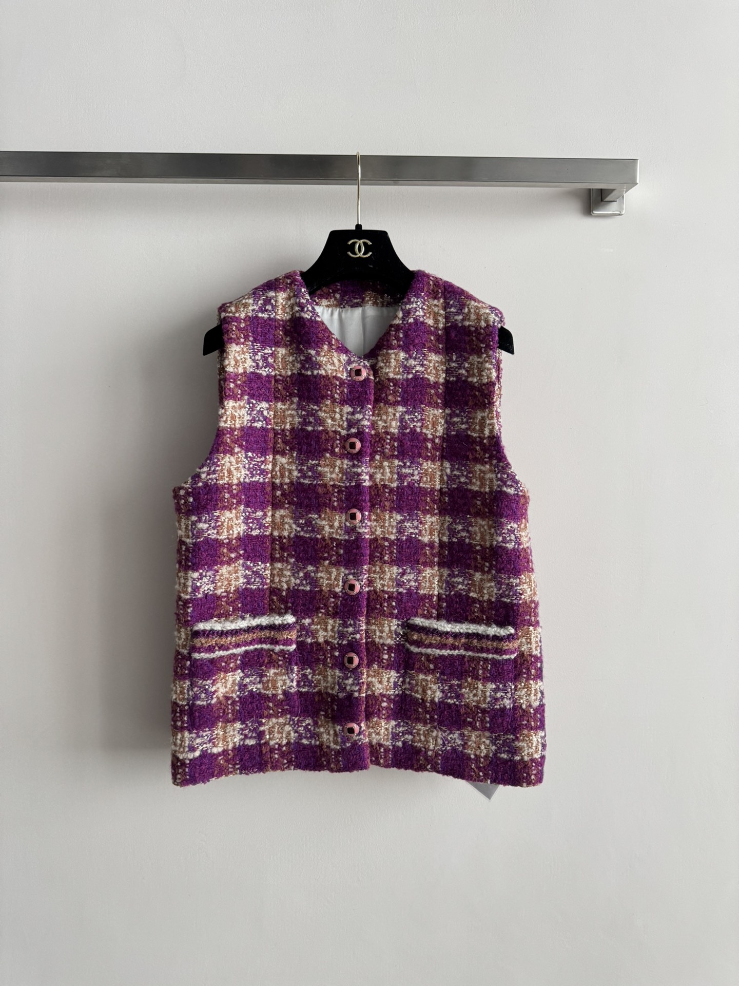 NO:621681,Chane*25 new autumn and winter series French style pattern tweed vest Silk lining High-end custom tweed blended fabric When retro plaid meets Chanel's classic tweed, it is the ultimate interpretation of elegance Contrast colors brighten the shape Stand-up collar single-breasted design shows sophistication Exquisite pockets with hidden ingenuity Available in sizes from S to L to suit different body shapes Whether you are commuting in the workplace or going out in luxury, it can make you stand out from the crowd  Interpret your own fragrance style~36~38~40!  ,,chanel,chanel,real silk,alexander wang19860909Chane*25秋冬系列新款 法式小香风格纹粗花呢马甲 真丝里衬 高级定制粗花呢混纺面料 当复古格纹邂逅香奈儿经典粗花呢 便是优雅的极致诠释 撞色点亮造型 立领单排扣设计尽显干练 精致口袋暗藏巧思 从S到L的尺寸适配不同身形 无论是职场通勤还是轻奢出街 它都能让你在人群中脱颖而出 演绎独属于你的小香风格调～36～38～40！,,chanel,chanel,real silk,alexander wang,Women's clothing