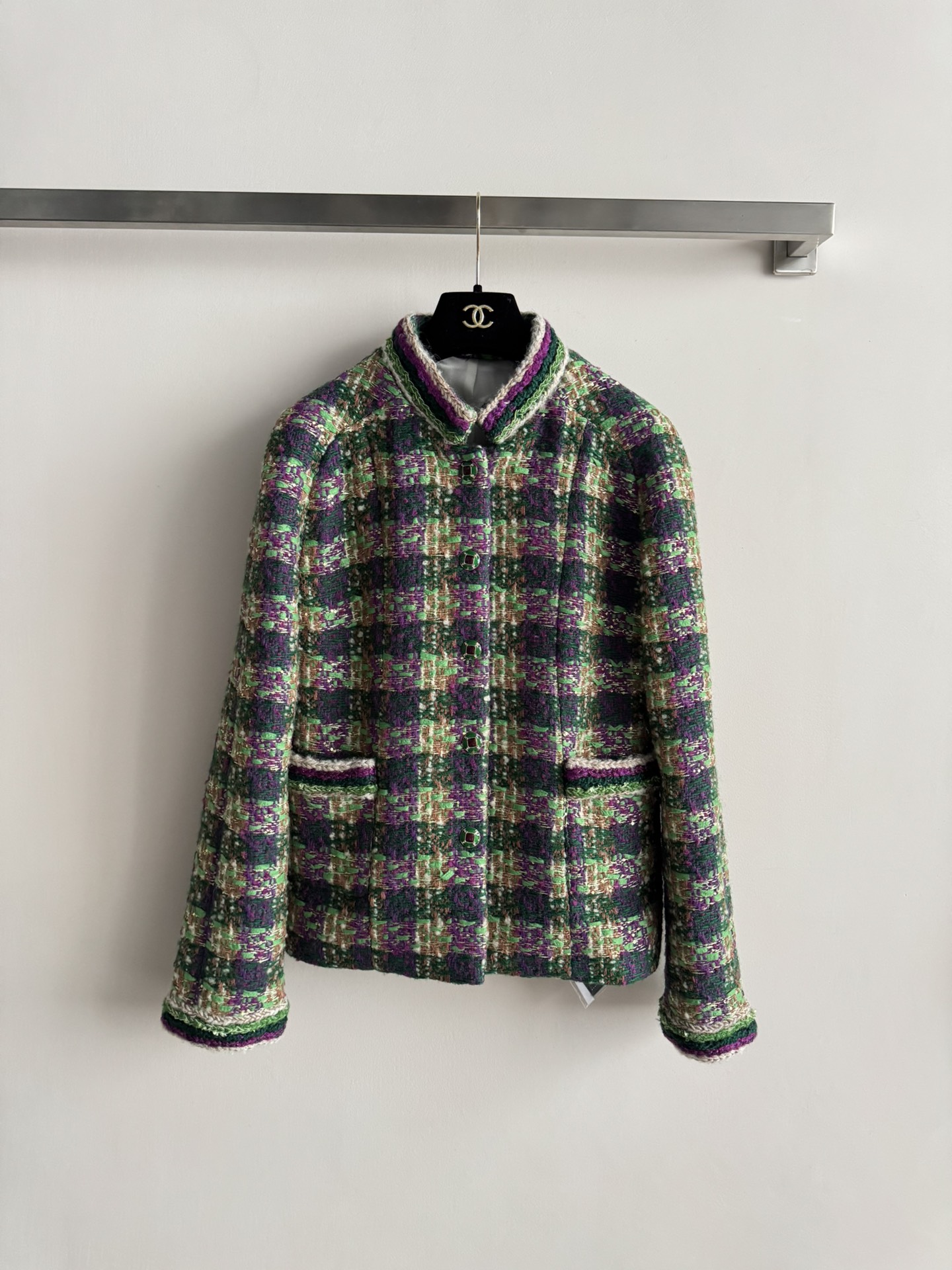 NO:621683,Chane*25 new autumn and winter series French style patterned tweed jacket Silk lining High-end custom tweed blended fabric When retro plaid meets Chanel's classic tweed, it is the ultimate interpretation of elegance Green and purple contrasting colors brighten the shape Stand-up collar single-breasted design shows smartness Exquisite pockets with hidden ingenuity Available in sizes from S to L to suit different body shapes Whether commuting in the workplace or going out in luxury, it can make you stand out from the crowd  Interpret your own fragrance style 36~38~40!  ,,chanel,chanel,jackets & coats,real silk,alexander wang19860909Chane*25秋冬系列新款 法式小香风格纹粗花呢外套 真丝里衬 高级定制粗花呢混纺面料 当复古格纹邂逅香奈儿经典粗花呢 便是优雅的极致诠释 绿紫撞色点亮造型 立领单排扣设计尽显干练 精致口袋暗藏巧思 从S到L的尺寸适配不同身形 无论是职场通勤还是轻奢出街 它都能让你在人群中脱颖而出 演绎独属于你的小香风格调 36～38～40！,,chanel,chanel,jackets & coats,real silk,alexander wang,Women's clothing