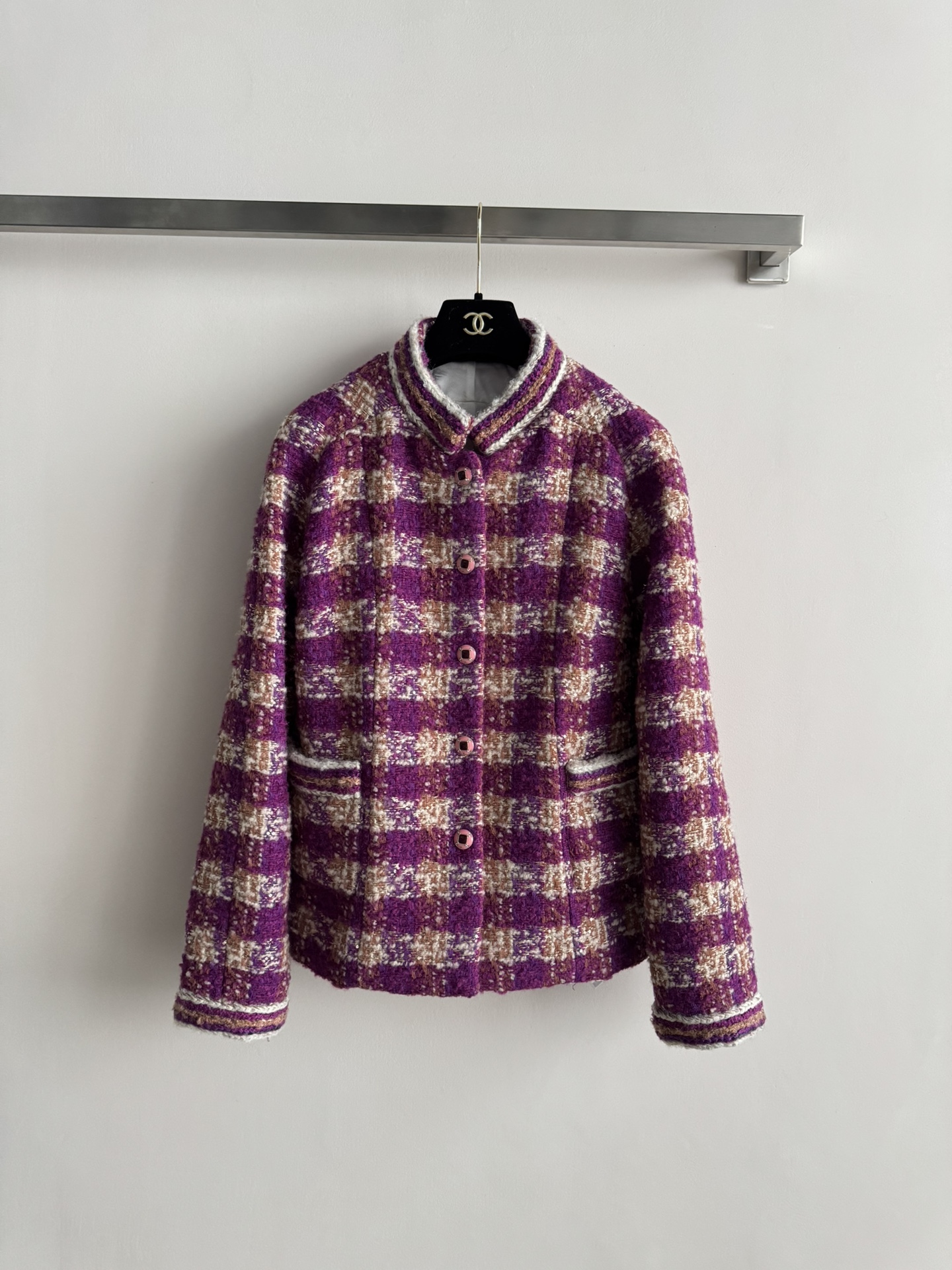 NO:621689,Chane*25 new autumn and winter series French style patterned tweed jacket Silk lining High-end custom tweed blended fabric When retro plaid meets Chanel's classic tweed, it is the ultimate interpretation of elegance Green and purple contrasting colors brighten the shape Stand-up collar single-breasted design shows smartness Exquisite pockets with hidden ingenuity Available in sizes from S to L to suit different body shapes Whether commuting in the workplace or going out in luxury, it can make you stand out from the crowd  Interpret your own little fragrance style 36～38～40,,chanel,chanel,jackets & coats,real silk,alexander wang19860909Chane*25秋冬系列新款 法式小香风格纹粗花呢外套 真丝里衬 高级定制粗花呢混纺面料 当复古格纹邂逅香奈儿经典粗花呢 便是优雅的极致诠释 绿紫撞色点亮造型 立领单排扣设计尽显干练 精致口袋暗藏巧思 从S到L的尺寸适配不同身形 无论是职场通勤还是轻奢出街 它都能让你在人群中脱颖而出 演绎独属于你的小香风格调 36～38～40,,chanel,chanel,jackets & coats,real silk,alexander wang,Women's clothing