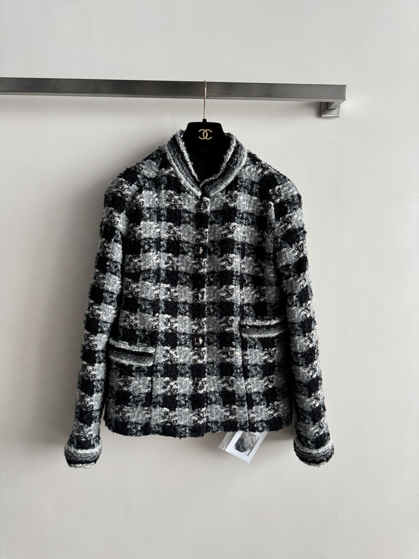 NO:621687,Chane*25 new autumn and winter series French style patterned tweed jacket Silk lining High-end custom tweed blended fabric When retro plaid meets Chanel's classic tweed, it is the ultimate interpretation of elegance Green and purple contrasting colors brighten the shape Stand-up collar single-breasted design shows smartness Exquisite pockets with hidden ingenuity Available in sizes from S to L to suit different body shapes Whether commuting in the workplace or going out in luxury, it can make you stand out from the crowd  Interpret your own fragrance style 36~38~40!  ,,chanel,chanel,jackets & coats,real silk,alexander wang19860909Chane*25秋冬系列新款 法式小香风格纹粗花呢外套 真丝里衬 高级定制粗花呢混纺面料 当复古格纹邂逅香奈儿经典粗花呢 便是优雅的极致诠释 绿紫撞色点亮造型 立领单排扣设计尽显干练 精致口袋暗藏巧思 从S到L的尺寸适配不同身形 无论是职场通勤还是轻奢出街 它都能让你在人群中脱颖而出 演绎独属于你的小香风格调 36～38～40！,,chanel,chanel,jackets & coats,real silk,alexander wang,Women's clothing