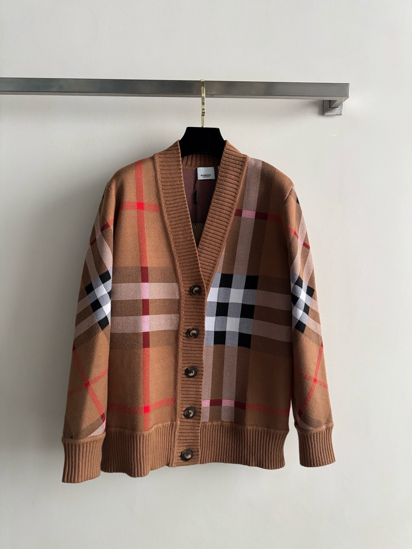 NO:623450,Burberry*'s new classic V-neck single-breasted plaid cardigan is made of soft 109 wool and is decorated with ribbed knitting. It presents a regular silhouette that can be worn by both men and women. It is a versatile cardigan for everyday use. The upper body is lazy and casual, in line with the fashionable style SML,, burberry, alexander wang19860909Burberry*经典新款V领单排扣格纹开衫精选柔软109羊毛打造,融入罗纹针织收口装饰,呈现的常规版型男女都可以穿搭 属于日常百搭款开衫 上身慵懒休闲符合时尚流行风格SML,,burberry,alexander wang,Women's clothing