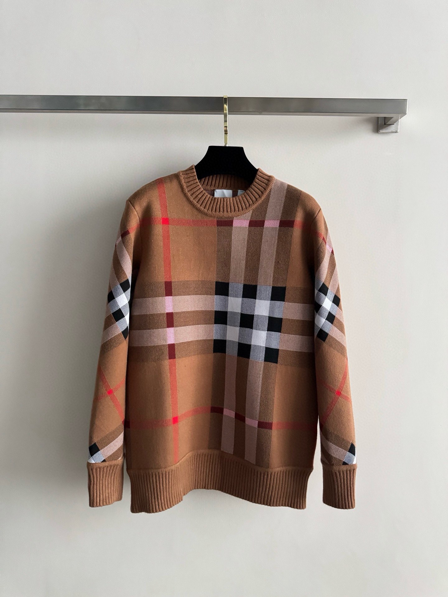 NO:623455,Burberry*'s new classic round-neck plaid sweater is made of soft 109 wool and is decorated with rib knitting. It presents a regular fit that can be worn by both men and women. It is a versatile style for daily use. The upper body is lazy and casual, in line with the fashionable style SML,,burberry,sweaters,alexander wang19860909Burberry*经典新款圆领格纹毛衣精选柔软109羊毛打造,融入罗纹针织收口装饰,呈现的常规版型男女都可以穿搭 属于日常百搭款 上身慵懒休闲符合时尚流行风格SML,,burberry,sweaters,alexander wang,Women's clothing