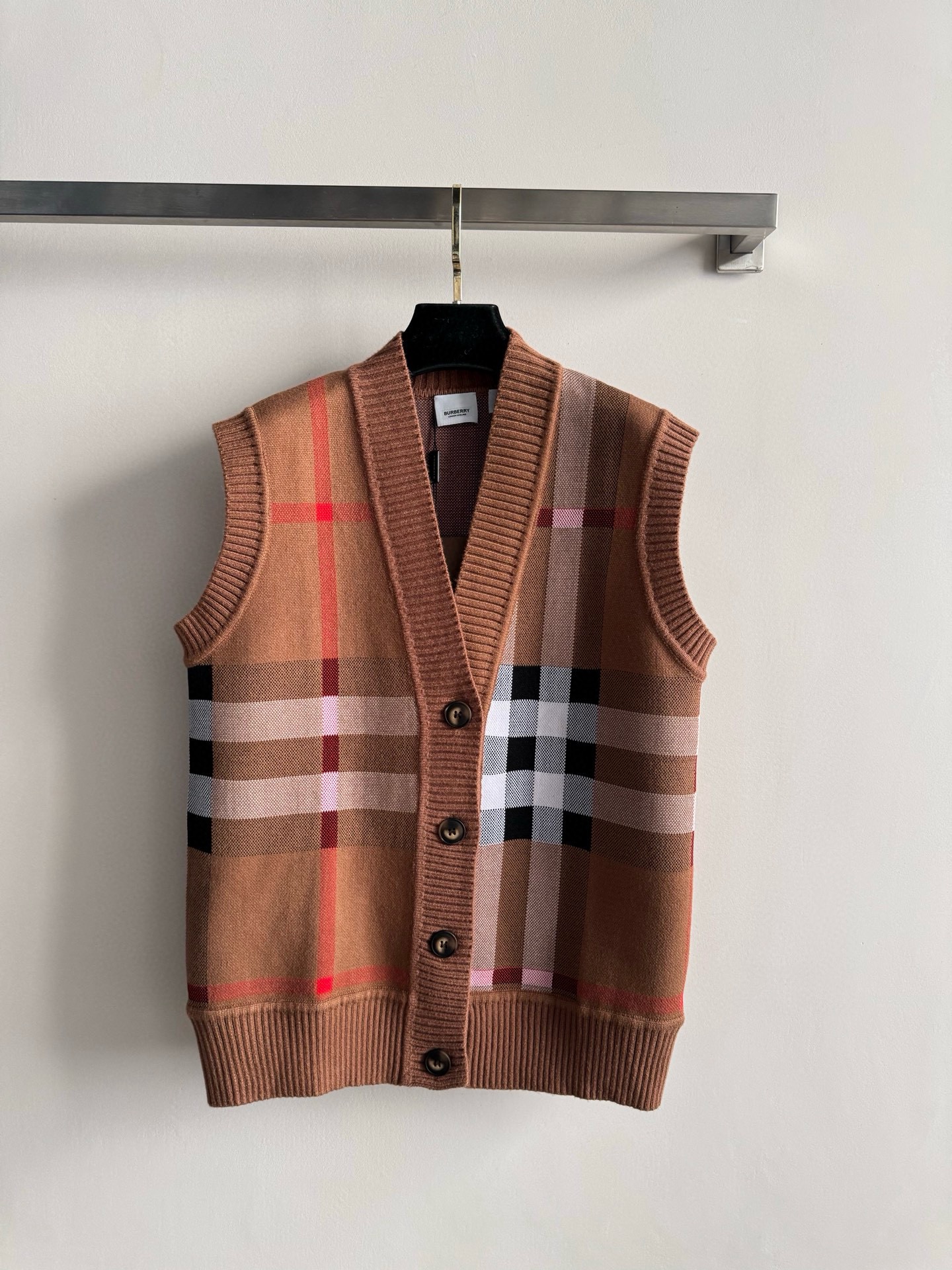 NO:623460,Burberry's* classic new V-neck plaid vest is made of soft 109 wool and is integrated with rib knitted cinch decoration. The regular version can be worn by both men and women. It is a versatile style for daily use. The upper body is lazy and casual, in line with the fashionable style SML,, burberry, alexander wang19860909Burberry*经典新款V领格纹马甲精选柔软109羊毛打造,融入罗纹针织收口装饰,呈现的常规版型男女都可以穿搭 属于日常百搭款 上身慵懒休闲符合时尚流行风格SML,,burberry,alexander wang,Women's clothing