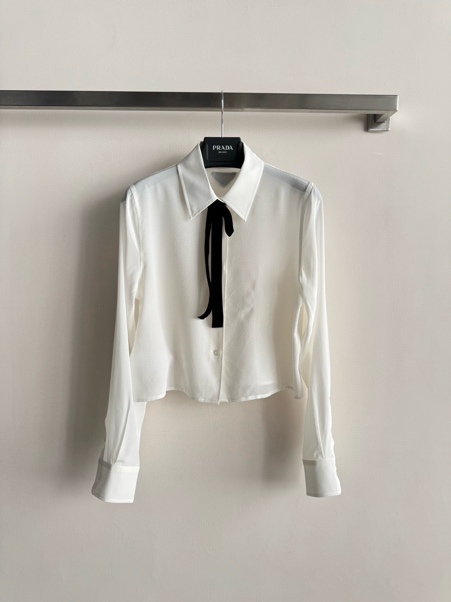 NO:623465,PRAD*26 new early spring velvet bow silk shirt has a French romantic atmosphere. The short version reduces age and makes you look taller easily. It is very eye-catching when paired with a velvet bow streamer. It is also very suitable for layering and matching for a sweet, cool, elegant and intellectual girly style. A must-have and versatile wardrobe item SML-,, prada, real silk, alexander wang19860909PRAD*26早春新款丝绒蝴蝶结真丝衬衣法式浪漫氛围感 短款版型减龄又轻松显高 搭配丝绒蝴蝶结飘带非常吸睛 叠穿搭配也是超适合好看的甜酷优雅知性少女风 衣橱必备百搭单品 SML-,,prada,real silk,alexander wang,Women's clothing