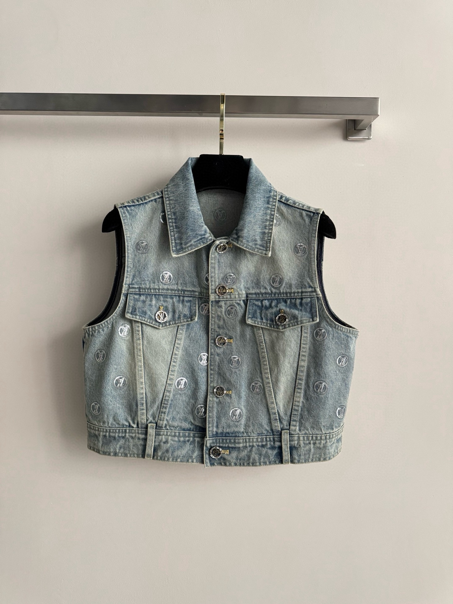 NO:623464,LouisVuitto*25FW new sequined denim vest is decorated with logo silver sequins. It is exquisite and blue. It is super healing, high-end and versatile. It looks good with any combination. The texture is super good. SML, Louis Vuitton, Alexander Wang19860909LouisVuitto*25FW新款亮片牛仔马甲铺满logo银色亮片点缀装饰 精致感爆棚蓝色系超治愈高级百搭 随意搭配都好看质感超好ＳＭＬ,,louis vuitton,alexander wang,Women's clothing