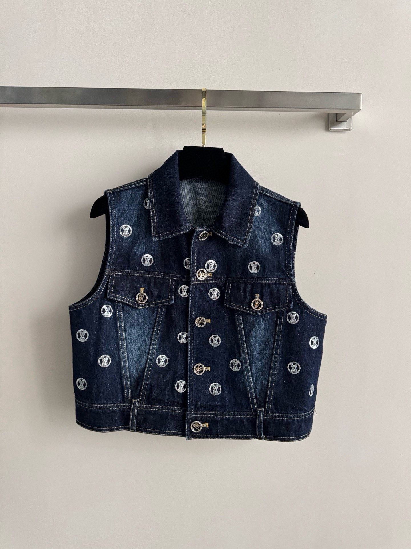 NO:623469,LouisVuitto*25FW new sequined denim vest is decorated with logo silver sequins. It is exquisite and blue. It is super healing, high-end and versatile. It looks good with any combination. The texture is super good. SML, Louis Vuitton, alexander wang19860909LouisVuitto*25FW新款亮片牛仔马甲铺满logo银色亮片点缀装饰 精致感爆棚蓝色系超治愈高级百搭 随意搭配都好看质感超好ＳＭL,,louis vuitton,alexander wang,Women's clothing
