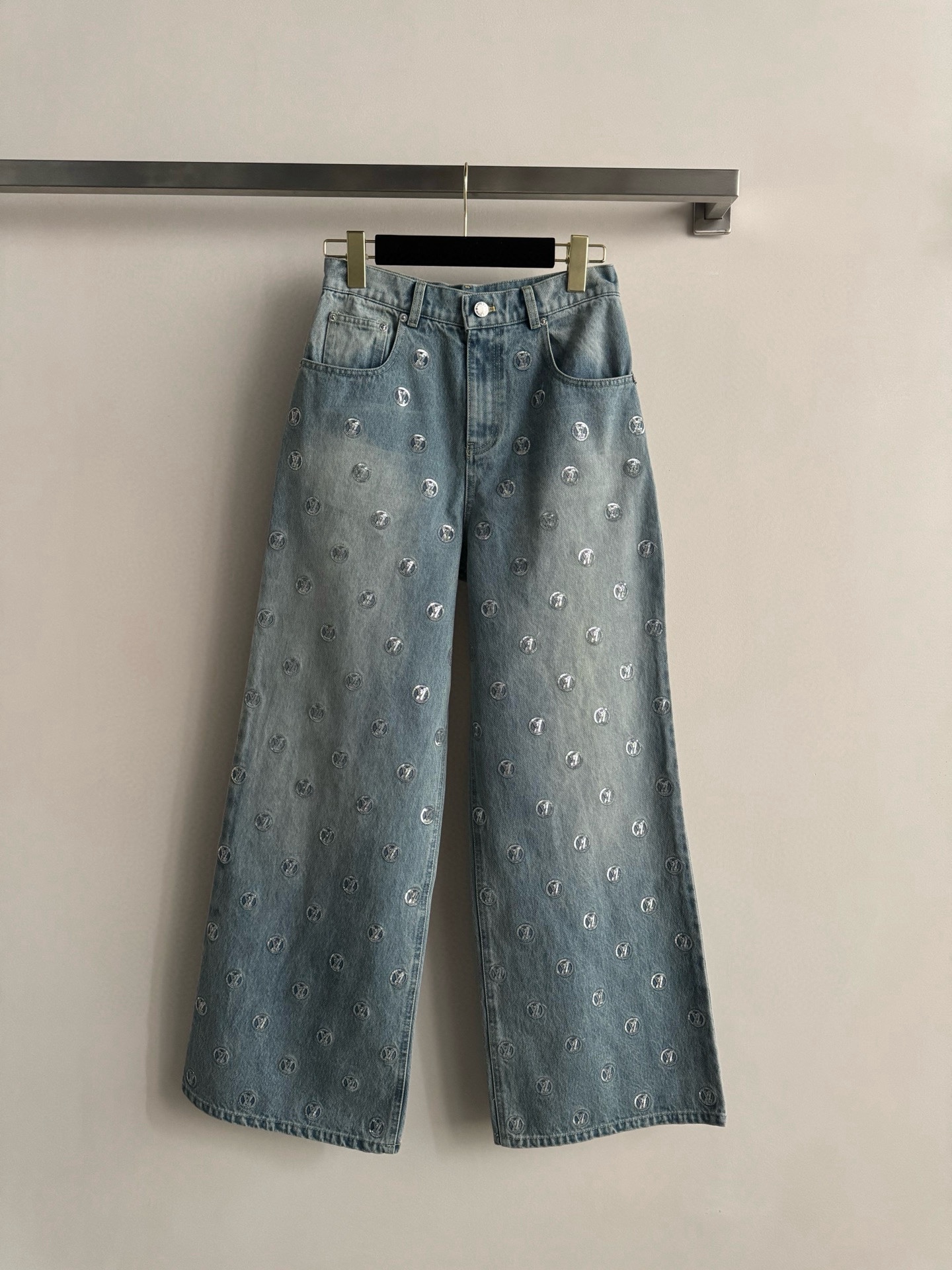 NO:623474,LouisVuitto*25FW new sequined jeans are decorated with logo silver sequins. They are exquisite and blue. They are super healing, high-end and versatile. They look good with any combination and have great texture. SML,, louis vuitton, jeans, alexander wang19860909LouisVuitto*25FW新款亮片牛仔裤铺满logo银色亮片点缀装饰 精致感爆棚蓝色系超治愈高级百搭 随意搭配都好看质感超好ＳＭＬ,,louis vuitton,jeans,alexander wang,Women's clothing