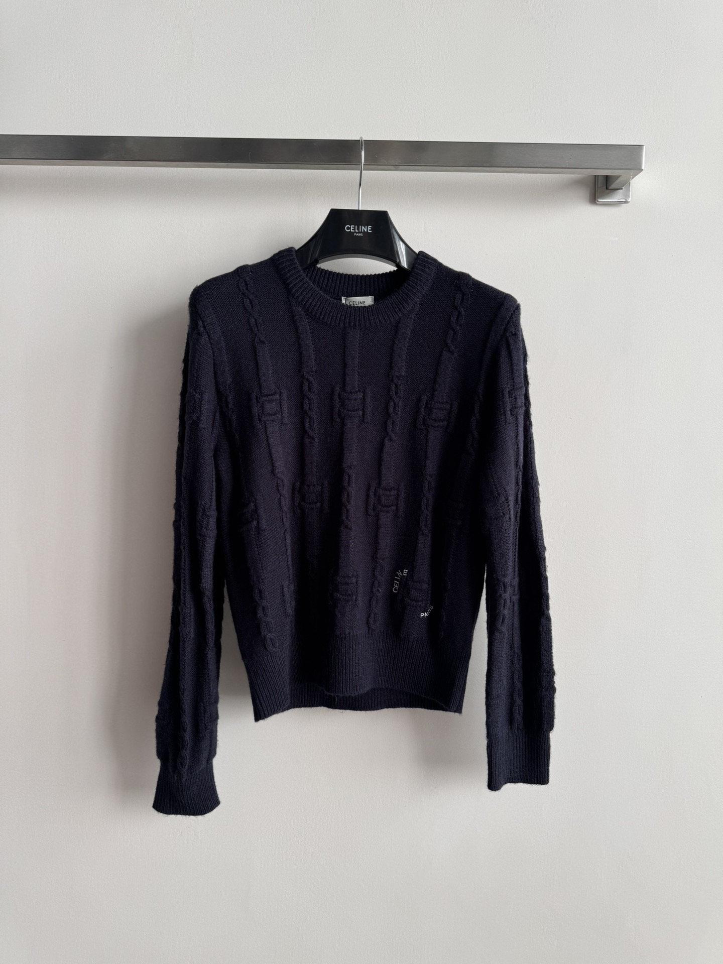 NO:624192,CHANE*25FW new pullover sweater with round neck is simple and versatile, the texture is soft and comfortable, and the upper body shows a gentle temperament. The regular version is comfortable to wear without restraint, and can be worn for daily commuting!  Four colors SML,,chanel,alexander wang19860909CHANE*25FW新款套头毛衫圆领简洁百搭,质感柔软舒适,上身显温柔气质 常规版型穿着自在无束缚,日常通勤都可穿！四个色SML,,chanel,alexander wang,Women's clothing