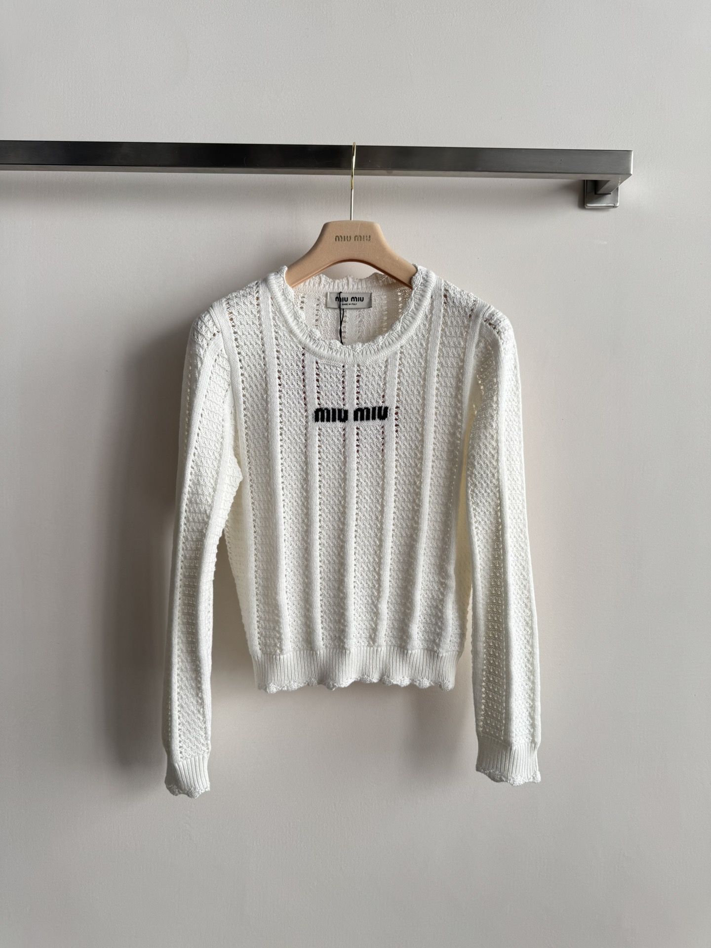 NO:624174,MiuMi*25FW new pullover knitted chest is decorated with logo letters. The texture of the fabric is very nice. It looks good when worn alone or inside. It is a style for younger girls. It has a college style and a bit of a hot girl feeling. It is full of energy and versatile for daily casual wear!  SML,,miumiu,alexander wang19860909MiuMi*25FW新款套头针织胸前logo字母装饰点缀,面料肌理感很neic 单穿还是内搭都好看,减龄少女系穿搭 穿出学院风 又带点辣妹感 元气满满 日常休闲百搭款！SML,,miumiu,alexander wang,Women's clothing