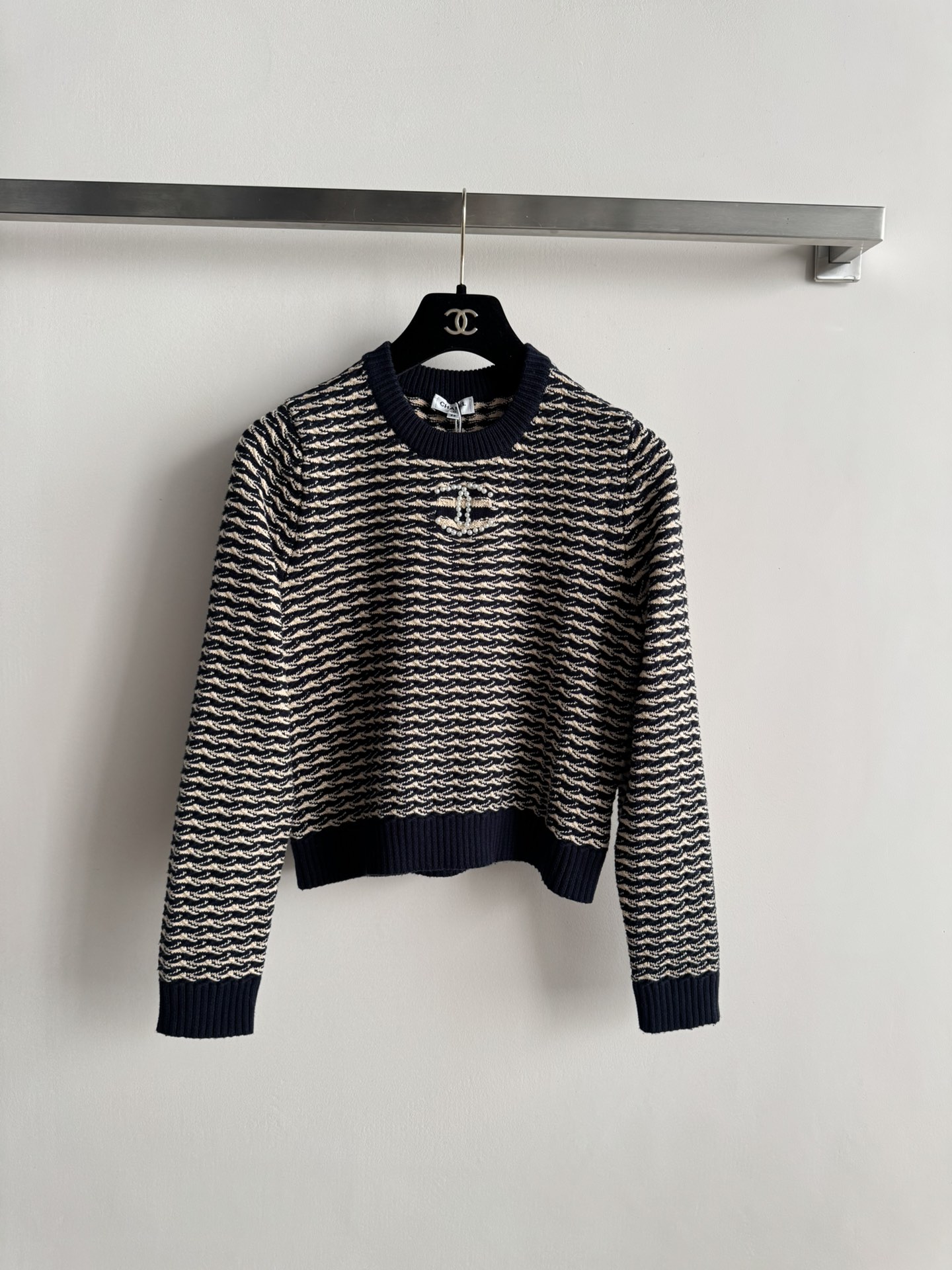 NO:624180,CHANE*25FW contrasting color knitted top, classic round neck design, versatile, age-reducing and fashionable!  The fabric is soft, the pearl double C embellishes the visual, showing the exquisite style. The short version is very slim, good-looking and versatile, gentle girl wear SML-,,chanel,alexander wang19860909CHANE*25FW撞色针织上衣,经典圆领设计 百搭减龄又时髦！面料柔软 珍珠双C点缀视觉 彰显精致格调 短款的版型很显瘦 好看又百搭 温柔少女穿搭 SML-,,chanel,alexander wang,Women's clothing