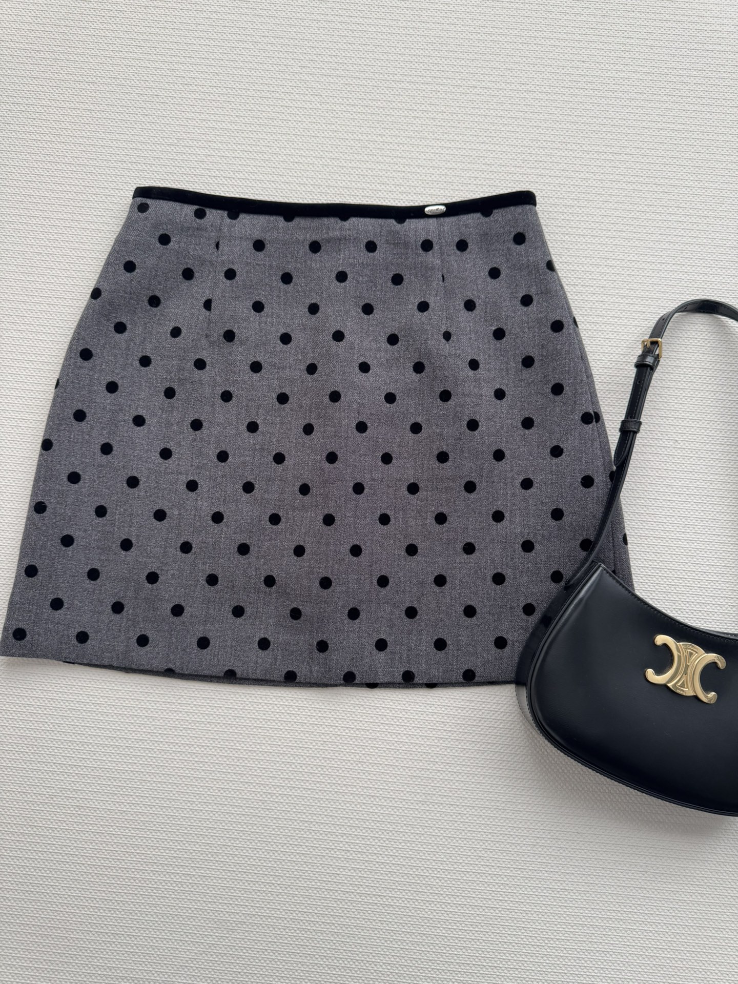 NO:624198,CELIN*25 new autumn and winter polka-dot skirt. A retro-fashionable and effortlessly beautiful skirt with a strong autumn and winter atmosphere. The polka-dot control is so popular that the Korean-style upper body is both age-reducing and good-looking ~ you can’t take your eyes away. It is a must-have item for autumn and winter. The upper body is comfortable and lazy. It is super versatile for daily use. It is easy to create a fashionable two-color SML!  ,,celine,skirts,alexander wang19860909CELIN*25秋冬新款波点半裙 很有秋冬氛围感的一款半裙复古时尚美的毫不费力 波点控爱的不得了 上身韩系减龄又好看～完全挪不开眼简直是秋冬必备单品 上身既舒适又慵懒 日常超百搭 轻松打造时髦感两色SML！,,celine,skirts,alexander wang,Women's clothing