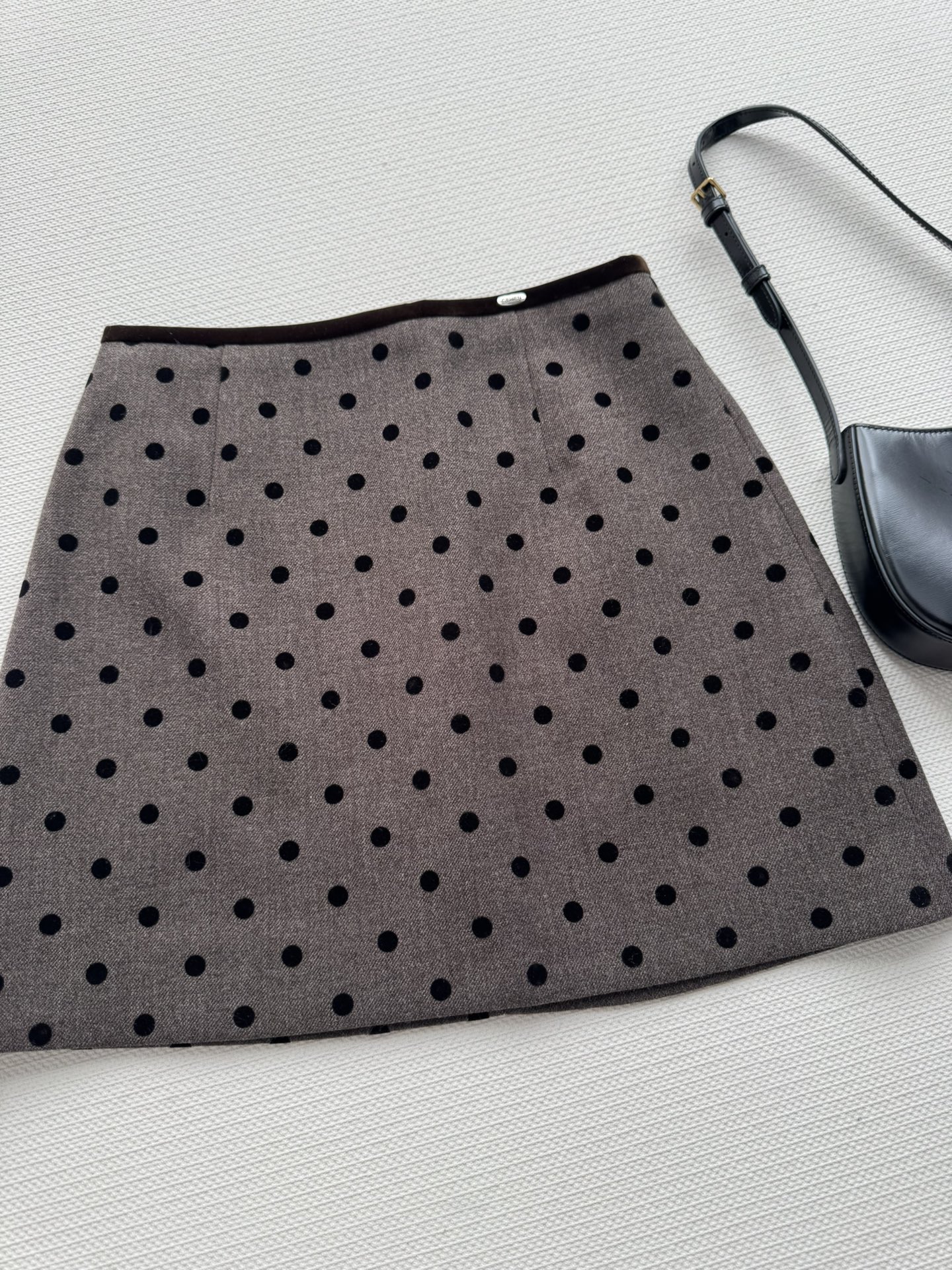 NO:624204,CELIN*25 new autumn and winter polka dot skirt. A skirt with a very autumn and winter atmosphere. It is retro and fashionable. It is effortlessly beautiful. The polka dot control is so popular. The upper body is Korean style, which reduces age and looks good ~ you can’t take your eyes away. It is a must-have item for autumn and winter. The upper body is comfortable and lazy. It is very versatile for daily use. It is easy to create a fashionable feeling. Two-color SML,,celine,skirts,alexander wang19860909CELIN*25秋冬新款波点半裙 很有秋冬氛围感的一款半裙复古时尚美的毫不费力 波点控爱的不得了 上身韩系减龄又好看～完全挪不开眼简直是秋冬必备单品 上身既舒适又慵懒 日常超百搭 轻松打造时髦感两色SML,,celine,skirts,alexander wang,Women's clothing