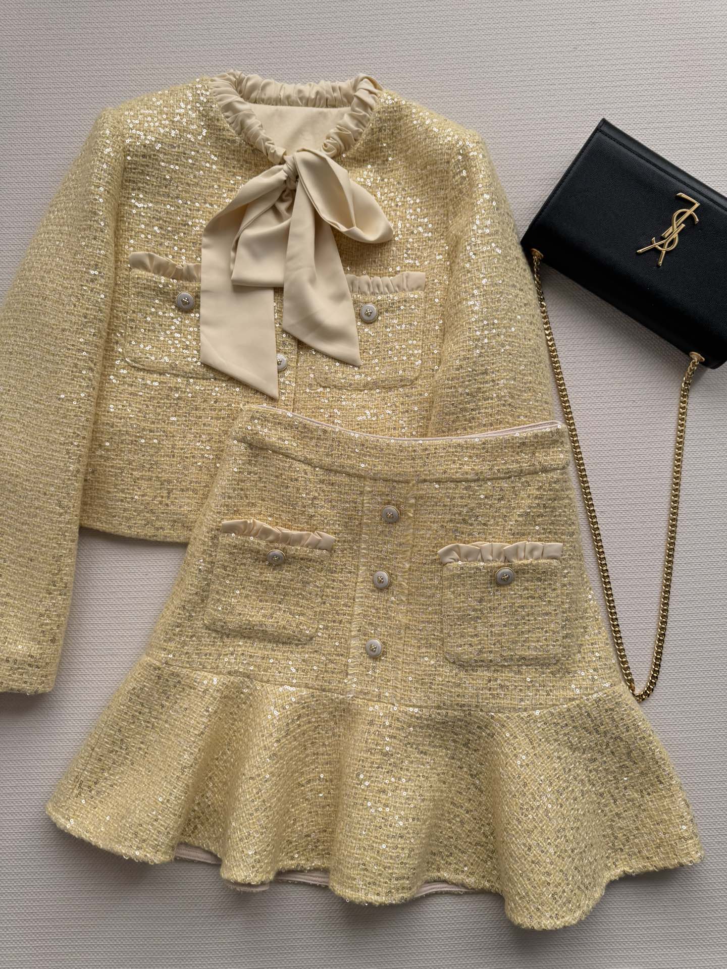NO:624210,25 new autumn and winter duffle style suit jacket with French bow ribbon decoration. The addition of sequins makes the whole outfit look like a sparkling starry sky. The atmosphere is simply full of buttons. Exquisite and eye-catching skirt with lotus leaf hem cut. Very good-looking. One upper body can easily match the golden proportion figure. The elegant lady. The small fragrance style is simply a must-have in every girl's wardrobe. Size/S-M-L,,skirts,jackets & coats,gold,alexander  wang1986090925秋冬新款粗呢小香风套装外套法式蝴蝶结飘带装饰 亮片的加入点缀 使整件衣着像闪闪发光的星空,氛围感简直拉满纽扣精致吸睛半裙荷叶下摆剪裁 非常好看 一套上身轻松拿捏黄金比例身材 气质名媛 小香风简直是每一个少女衣柜里必备Size/S-M-L,,skirts,jackets & coats,gold,alexander wang,Women's clothing