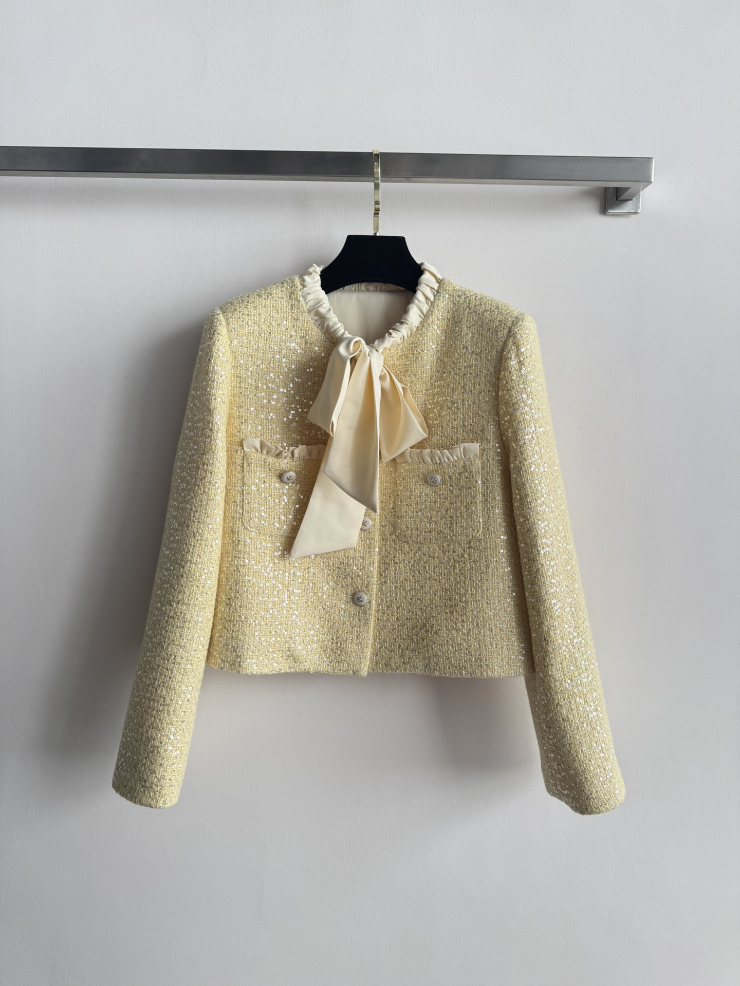 NO:624222,25 new autumn and winter duffle style suit jacket with French bow ribbon decoration. The addition of sequins makes the whole outfit look like a sparkling starry sky. The atmosphere is simply full of buttons. Exquisite and eye-catching skirt with lotus leaf hem cut. Very good-looking. One upper body can easily match the golden proportion figure. The elegant lady. The small fragrance style is simply a must-have in every girl's wardrobe. Size/S-M-L,,skirts,jackets & coats,gold,alexander  wang1986090925秋冬新款粗呢小香风套装外套法式蝴蝶结飘带装饰 亮片的加入点缀 使整件衣着像闪闪发光的星空,氛围感简直拉满纽扣精致吸睛半裙荷叶下摆剪裁 非常好看 一套上身轻松拿捏黄金比例身材 气质名媛 小香风简直是每一个少女衣柜里必备Size/S-M-L,,skirts,jackets & coats,gold,alexander wang,Women's clothing