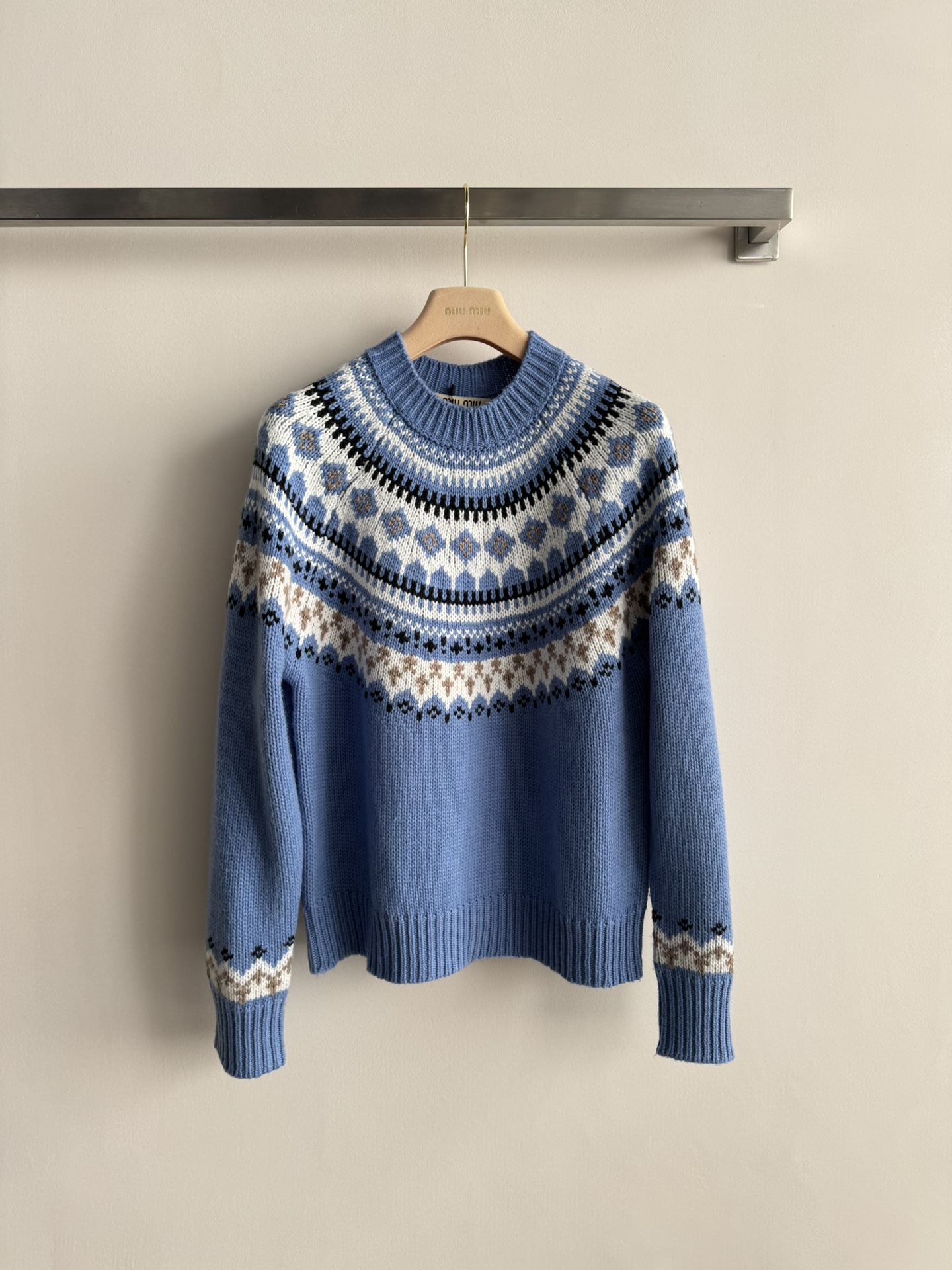 NO:625130,Miu  Mi*25 new autumn and winter Fair Isle snowflake pattern sweater, made of high-quality wool, soft and skin-friendly, super comfortable to wear in autumn and winter! Classic Scottish jacquard craftsmanship, snowflake pattern + blue and white contrasting colors, fresh and retro. Round neck pullover design, loose fit, lazy  It is casual and looks great with wide-leg pants or short skirts. The seamless craftsmanship makes it more comfortable to wear and has perfect warmth retention. It is a must-have for winter atmosphere! SML,,miumiu,skirts,sweaters,alexander  wang19860909Miu Mi*25秋冬新款费尔岛雪花纹毛衣,采用高品质羊毛,柔软亲肤,秋冬穿超舒服!经典苏格兰提花工艺,雪花图案+蓝白撞色,清新又复古养.圆领套头设计,宽松版型,慵懒随性,搭阔腿裤或短裙都很出彩.无缝工艺让穿着更舒适,保暖力满分,是冬日氛围感穿搭必备!SML,,miumiu,skirts,sweaters,alexander wang,Women's clothing