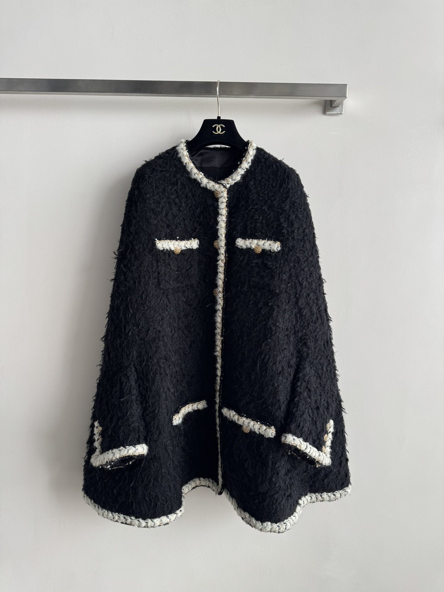 NO:626955,Chane*25K high-end handmade poncho jacket is based on super stylish classic black lamb wool, with a lazy texture of the retro era, but it instantly rises to a luxurious dimension because of CC's iconic tweed piping - the black and white gold interlaced selvedges meander along the body contours, pocket edges and cuffs. Every inch is the handmade craftsman's extreme obsession with details. Gold metal buttons are like starlight embellishments, making Coco  The luxury symbol of the times, one button and one closure, is the contemporary echo of the brand's century-old style gene. SML,,chanel,jackets & coats,alexander wang19860909Chane*25K高级手工坊系斗篷外套超洋气的经典黑色羊羔毛为基底,自带复古年代的慵懒质感,却因CC标志性的粗花呢滚边瞬间跃升奢雅维度——黑白金交织的织边,沿着衣身轮廓、口袋边缘与袖口蜿蜒,每一寸都是手工坊匠人对细节的极致偏执.金色金属纽扣如星芒点缀,了Coco 时代的奢华符号,一扣一合间,是品牌百年风格基因的当代回响.SML,,chanel,jackets & coats,alexander wang,Women's clothing