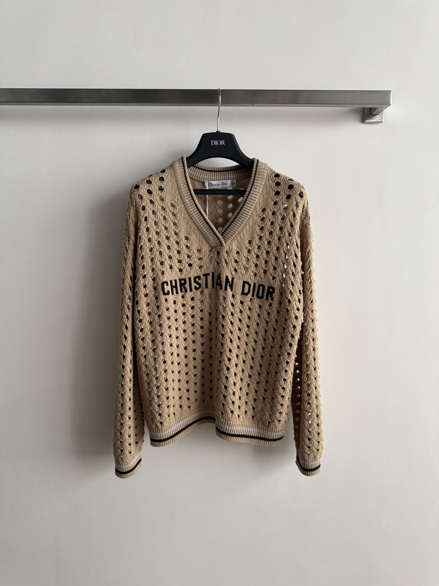 NO:628209,Dio*25FW new hollow long-sleeved sweater. The hollow weaving process is very textured. The V-neck design is fashionable and versatile. The letter print on the chest is embellished. It is highly recognizable, simple and elegant. It is casual, comfortable and easy to wear in daily life. Three colors SML, dior, alexander wang19860909Dio*25FW新款镂空长袖毛衫镂空的编织工艺很有肌理感,V领设计时尚百搭,胸前字母印花点缀,辨识度很高简洁大方,日常休闲舒适好穿三色SML,,dior,alexander wang,Women's clothing