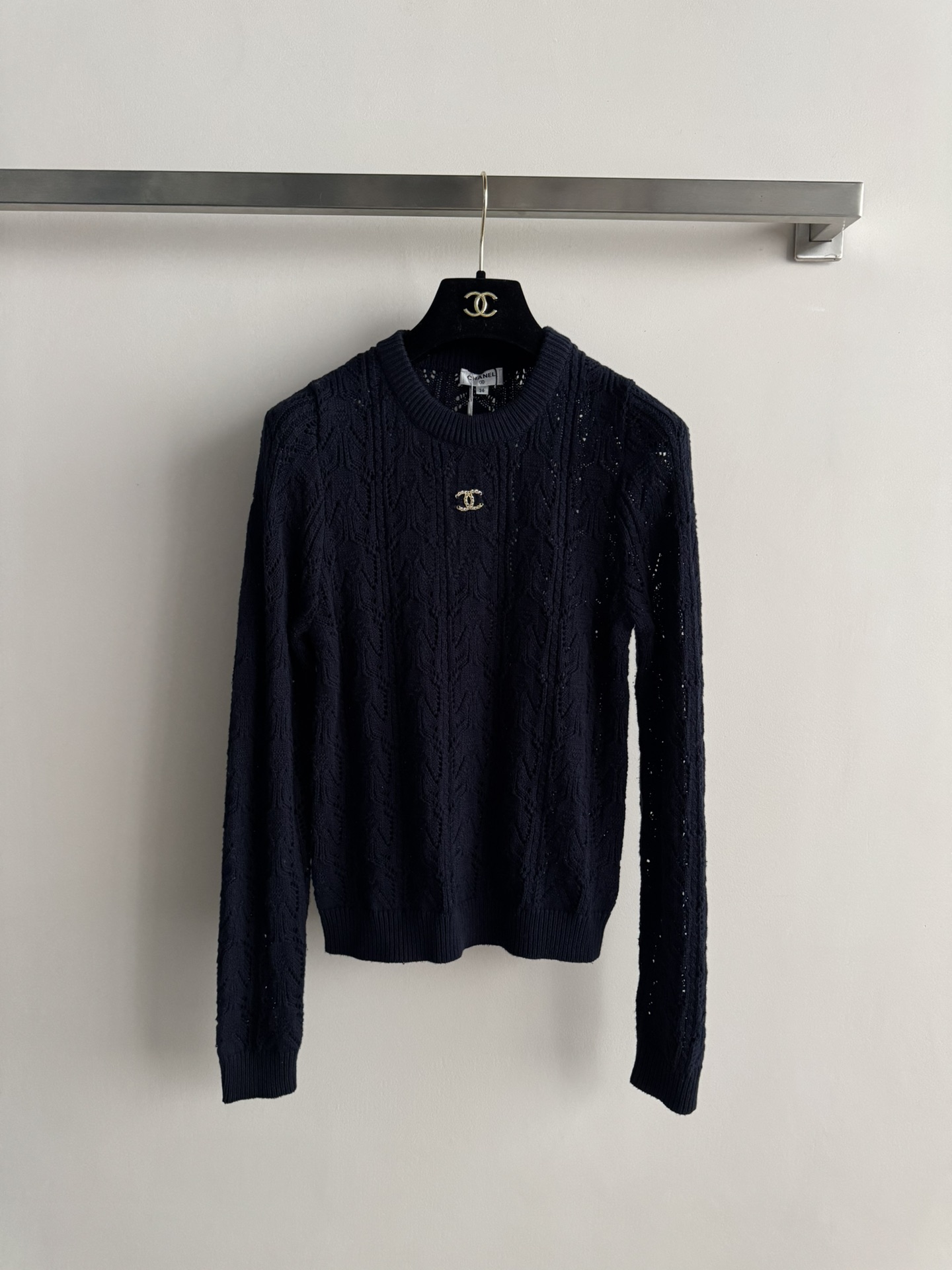 NO:628216,CHANE*25FW new long-sleeved sweater blended fabric feels soft, the upper body is comfortable and textured, the hollow pattern design is light and breathable, it looks great with skirts or denim trousers, it looks good with any combination. Three colors SML, chanel, skirts, alexander wang19860909CHANE*25FW新款长袖针织衫混纺面料手感柔软,上身舒适超有质感,镂空花纹设计,轻薄透气,搭配半裙或牛仔长裤都很出彩,怎么搭都好看三色SML,,chanel,skirts,alexander wang,Women's clothing